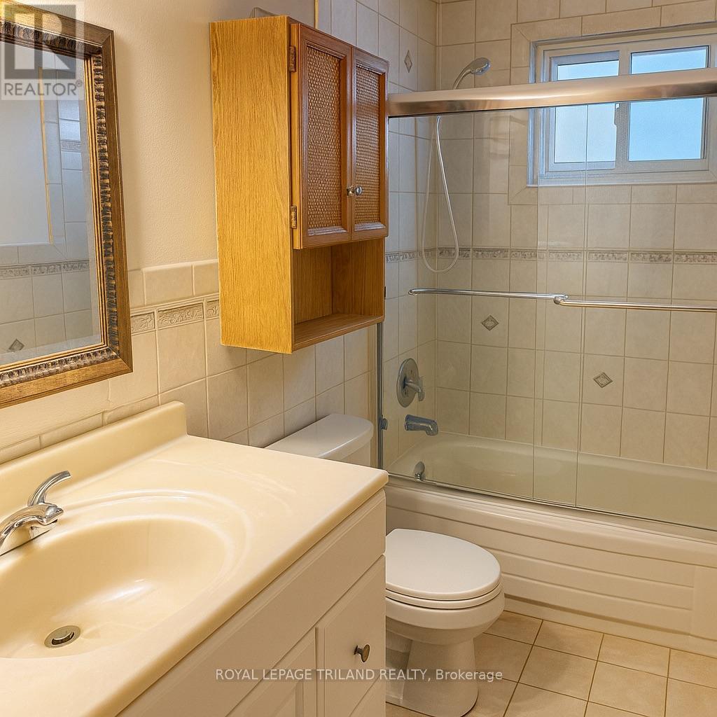 76 Dudley Crescent, London South, Ontario  N6E 1S5 - Photo 12 - X12565376