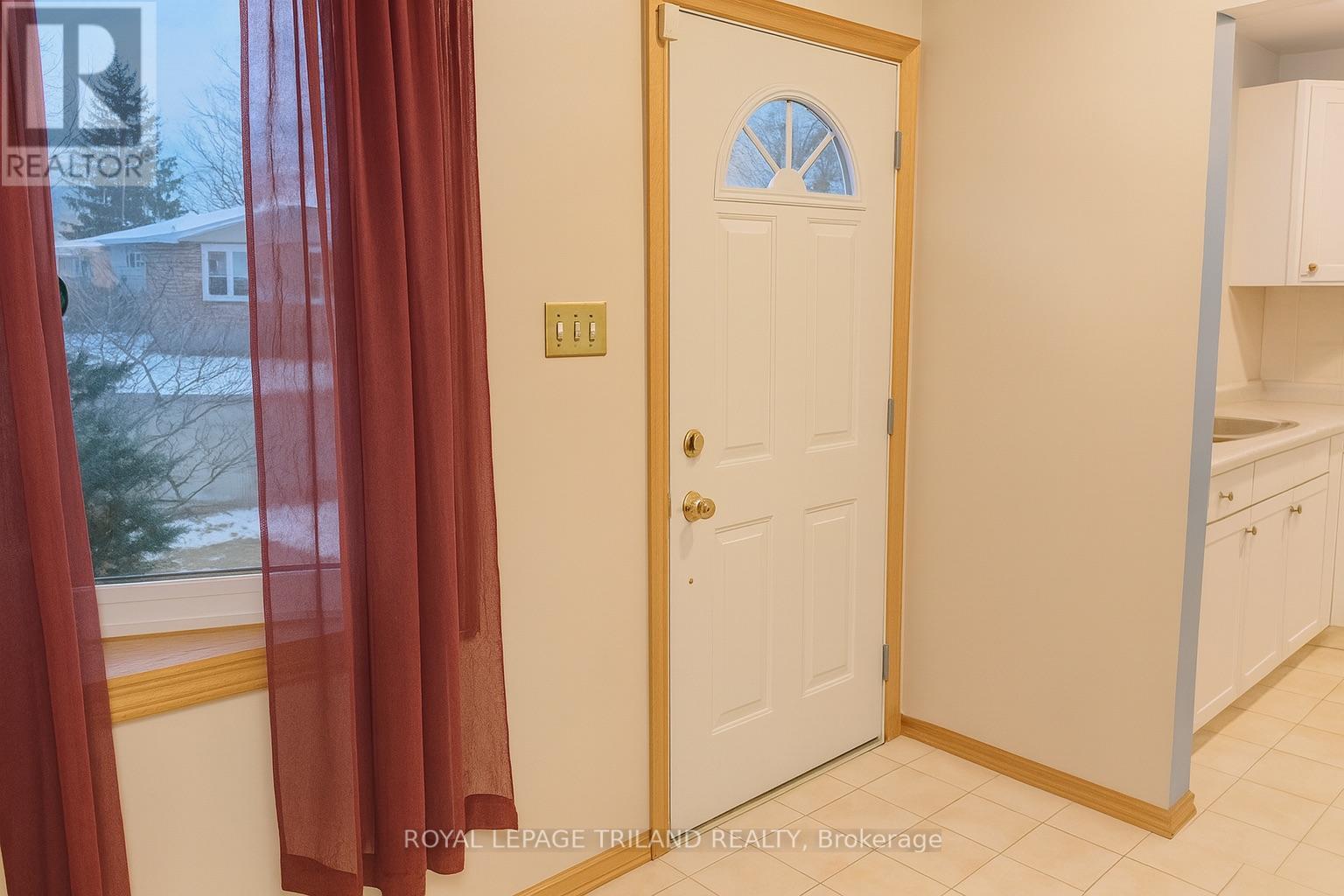 76 Dudley Crescent, London South, Ontario  N6E 1S5 - Photo 3 - X12565376