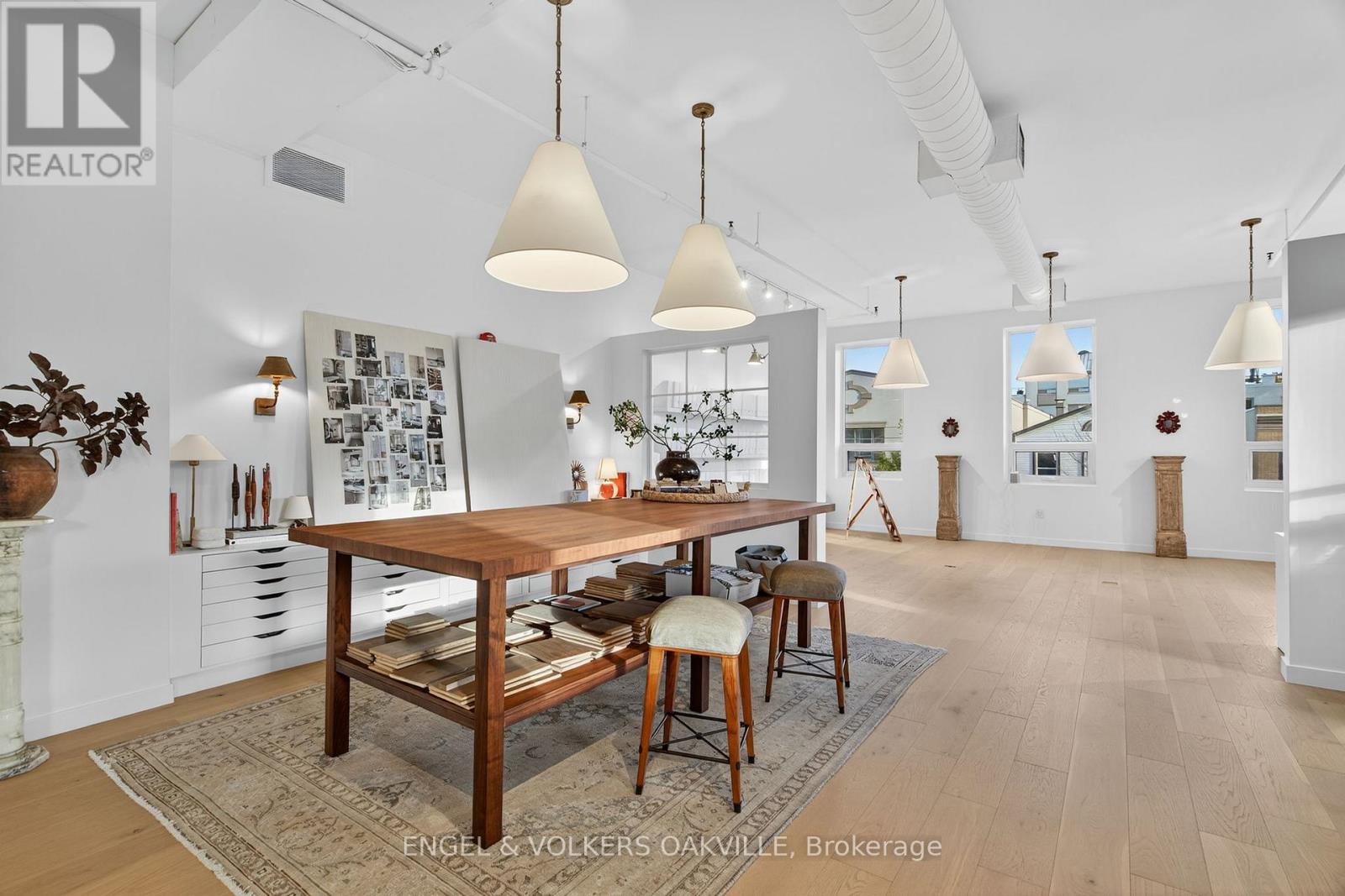 200 - 145 Lakeshore Road E, Oakville, Ontario  L6J 1H3 - Photo 23 - W12565372