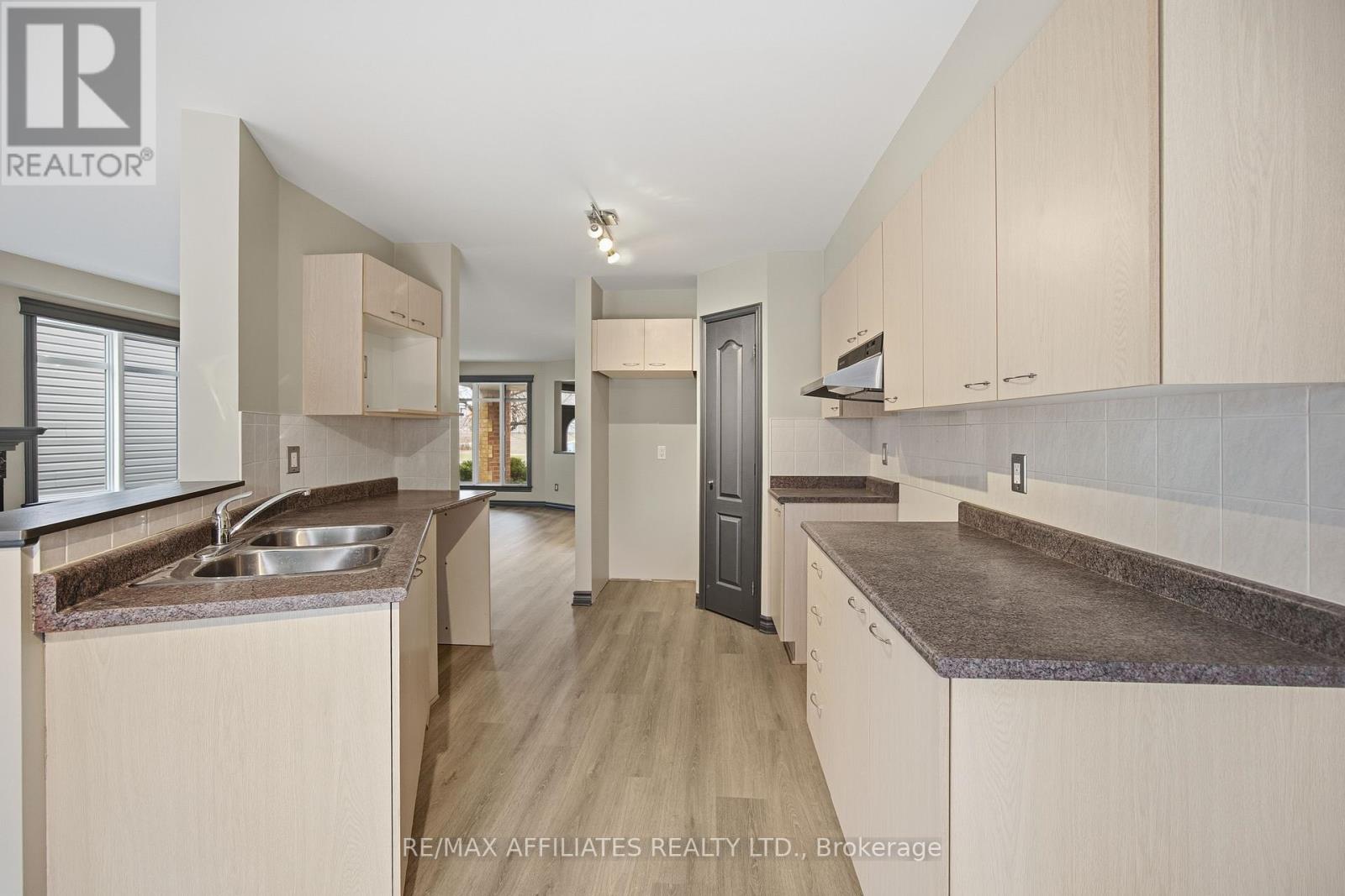 137 Hearst Way, Ottawa, Ontario  K2L 4G5 - Photo 11 - X12565454