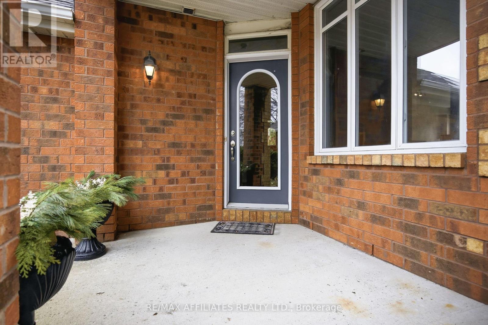 137 Hearst Way, Ottawa, Ontario  K2L 4G5 - Photo 3 - X12565454