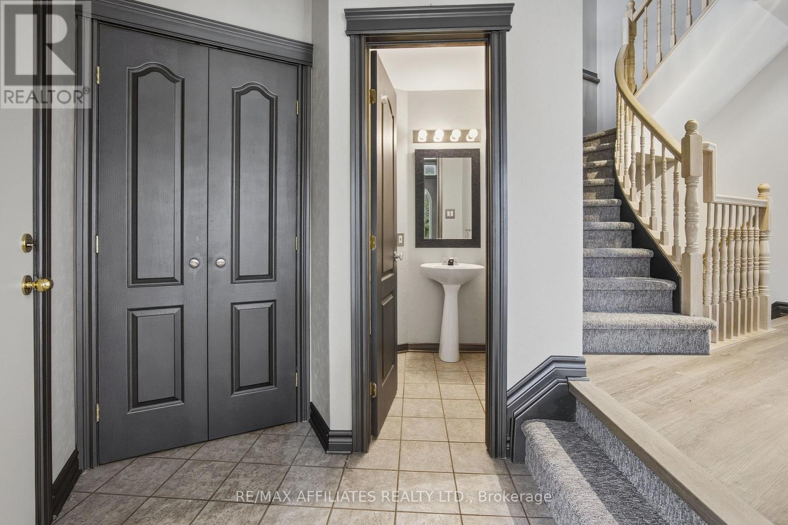 137 Hearst Way, Ottawa, Ontario  K2L 4G5 - Photo 4 - X12565454