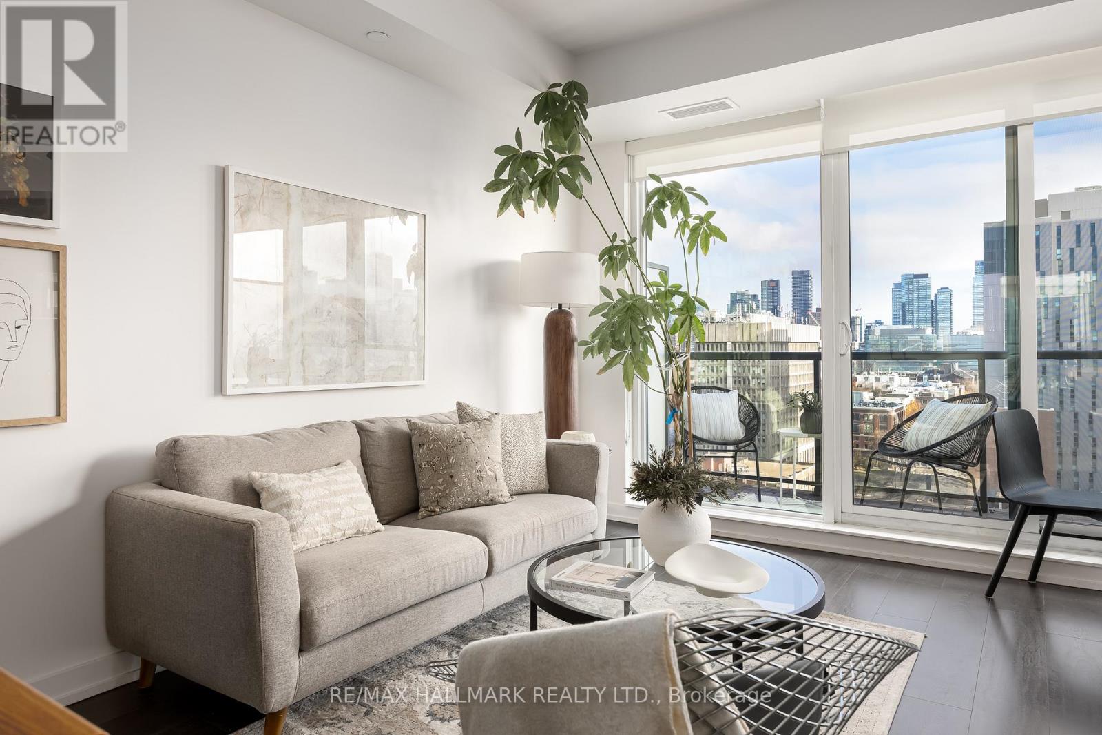 1702 - 297 College Street, Toronto, Ontario  M5T 1S2 - Photo 2 - C12565502