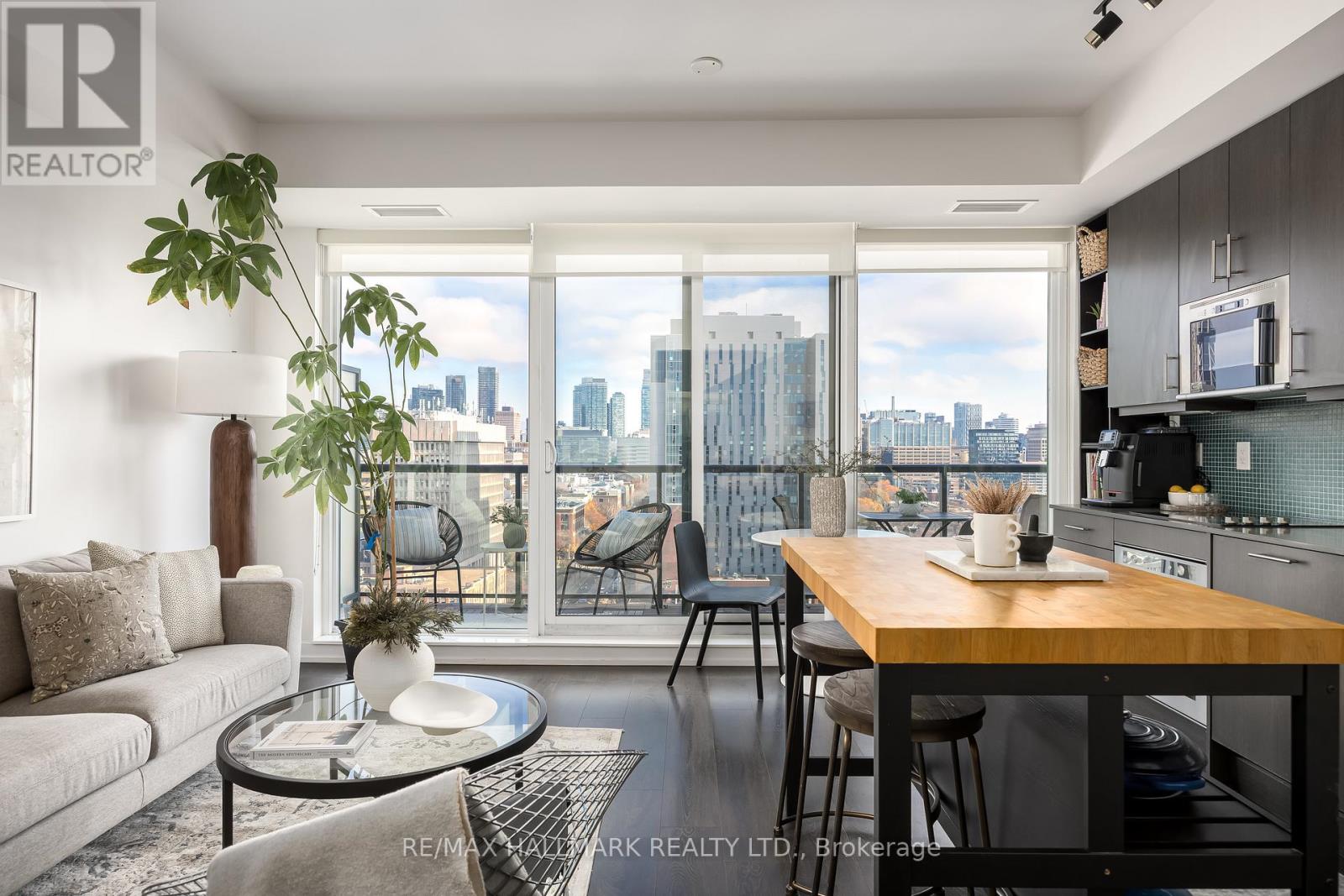 1702 - 297 College Street, Toronto, Ontario  M5T 1S2 - Photo 3 - C12565502