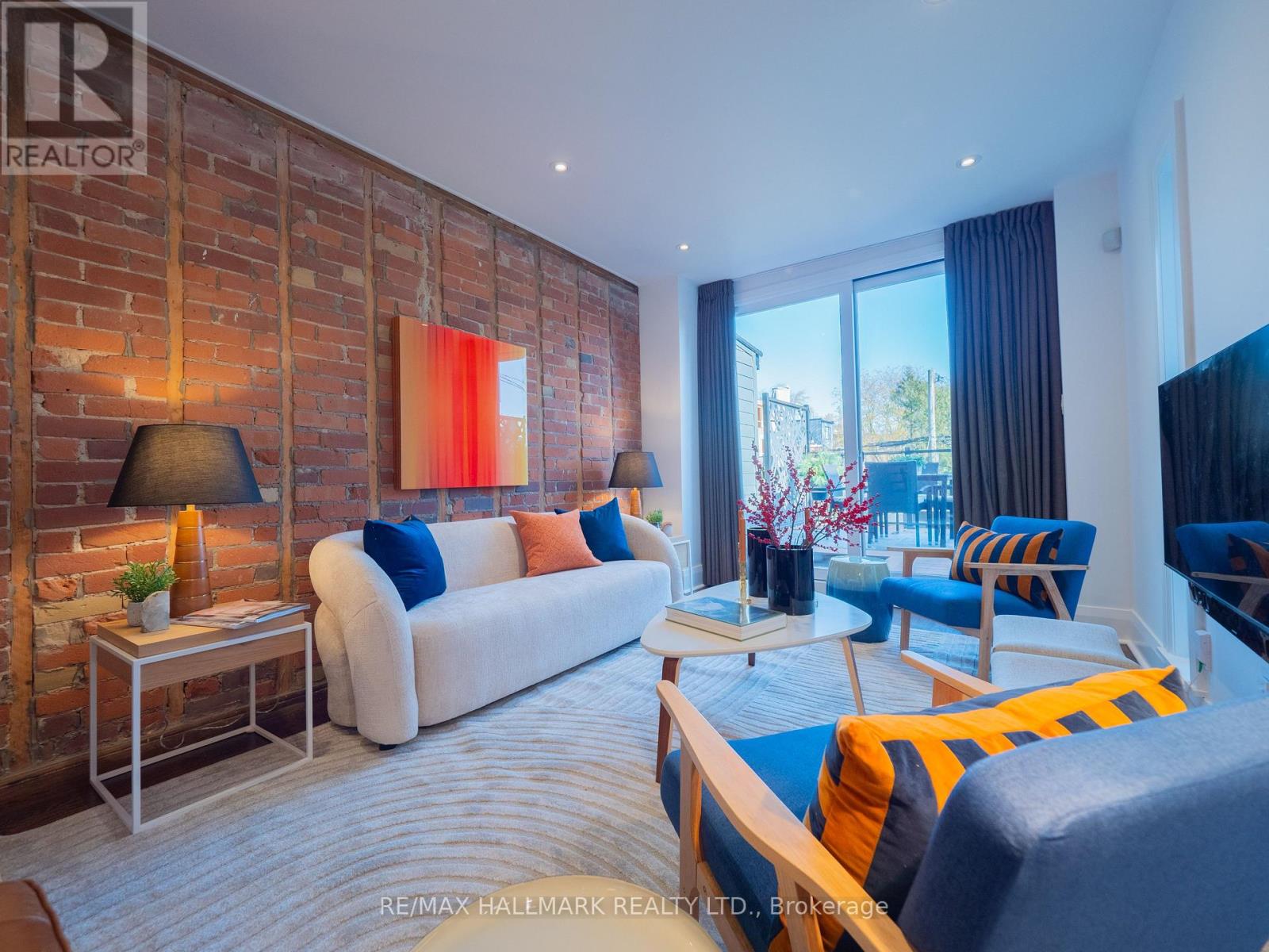 559 Logan Avenue, Toronto, Ontario  M4K 3B6 - Photo 4 - E12565408