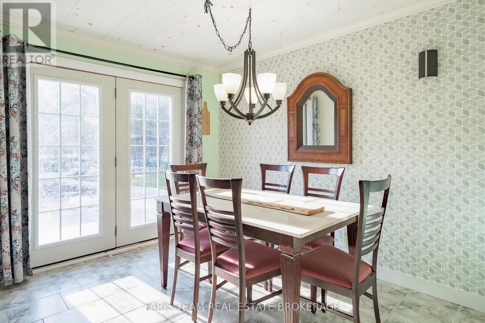 1074 Lafontaine Road, Penetanguishene, Ontario L9M 1P9 - Photo 11 - S12565484