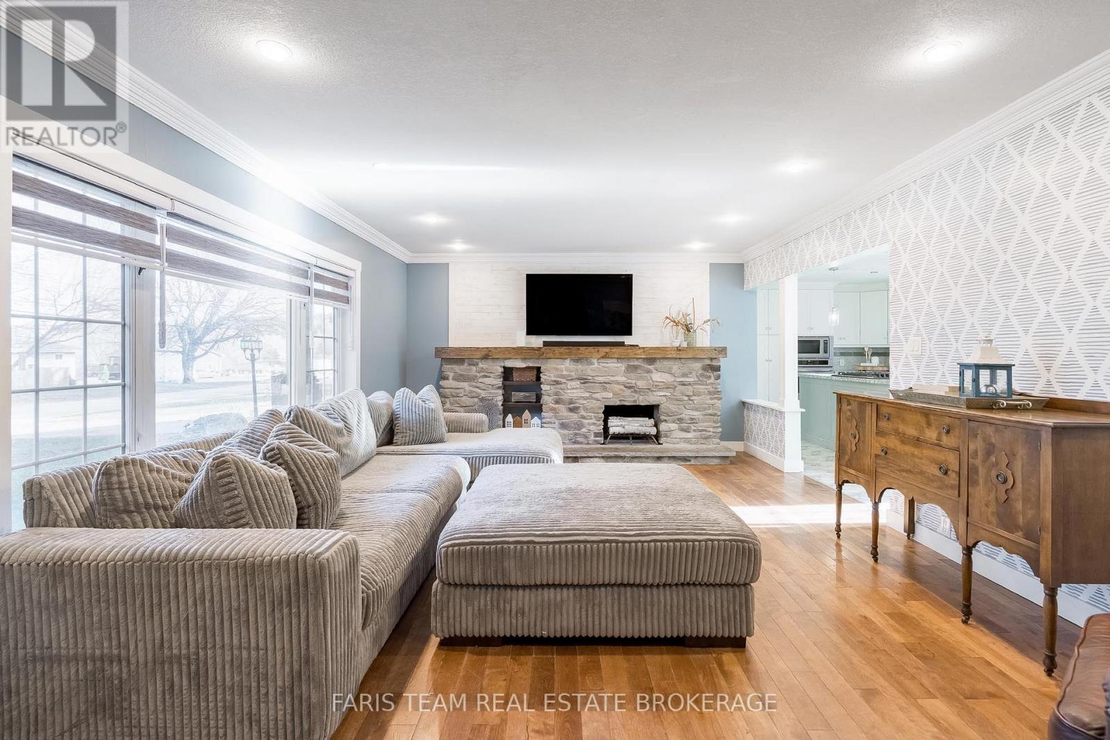 1074 Lafontaine Road, Penetanguishene, Ontario L9M 1P9 - Photo 13 - S12565484