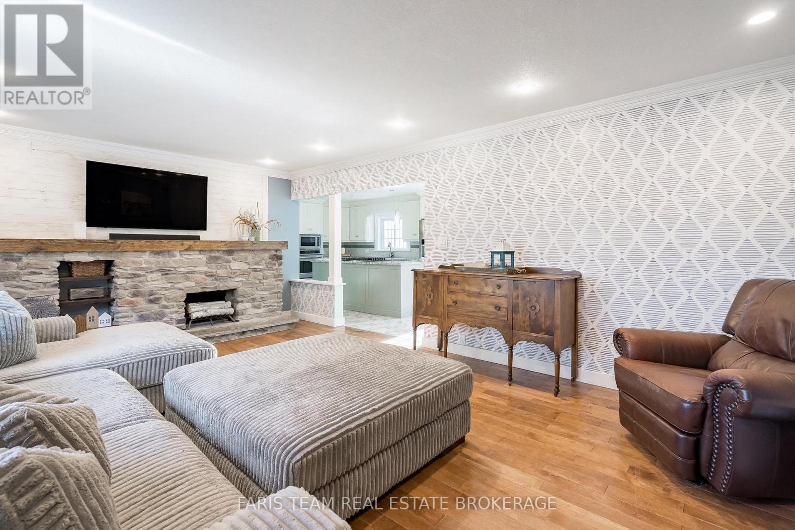 1074 Lafontaine Road, Penetanguishene, Ontario L9M 1P9 - Photo 14 - S12565484