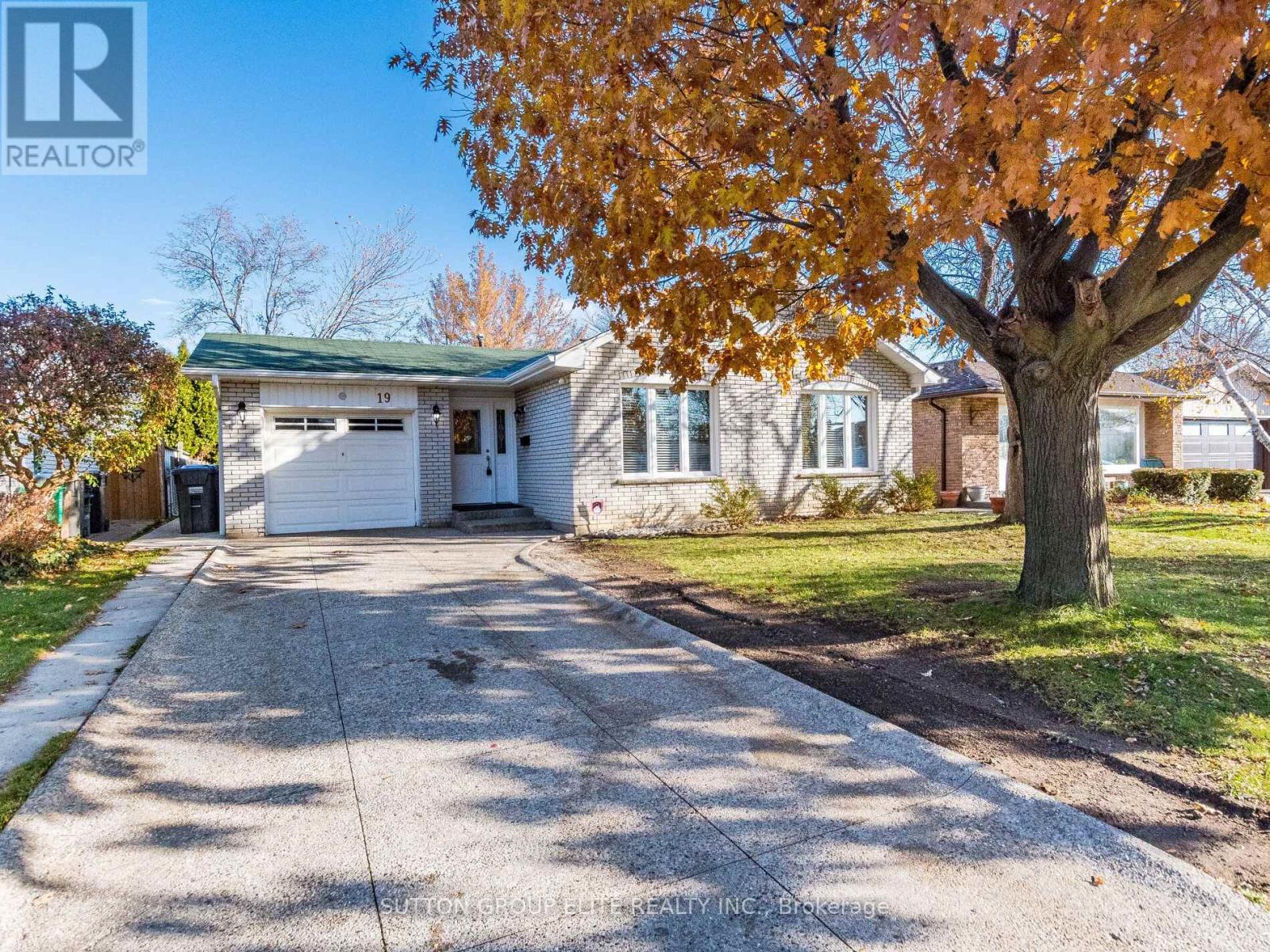 19 Glenforest Road, Brampton, Ontario  L6S 1L8 - Photo 3 - W12565398