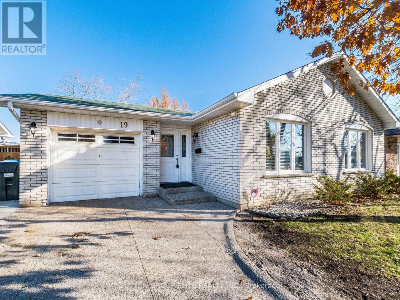 19 Glenforest Road, Brampton, Ontario  L6S 1L8 - Photo 4 - W12565398