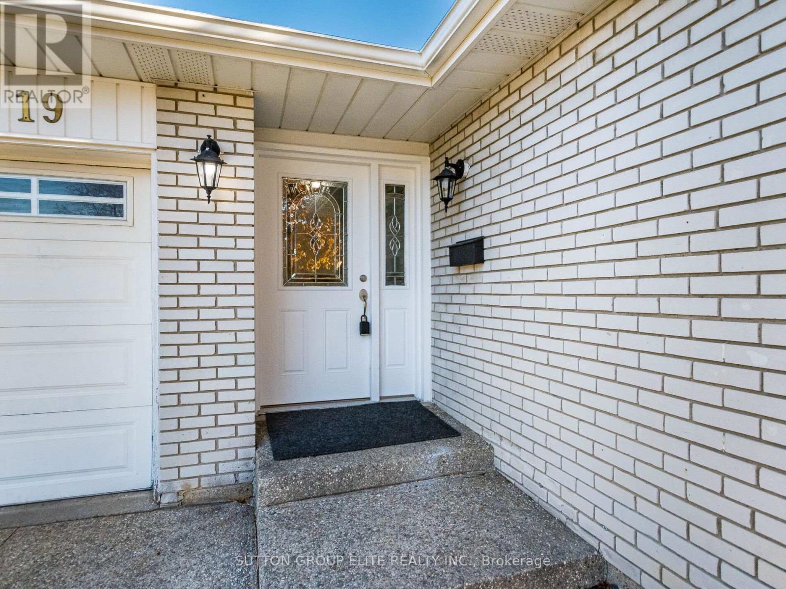 19 Glenforest Road, Brampton, Ontario  L6S 1L8 - Photo 5 - W12565398