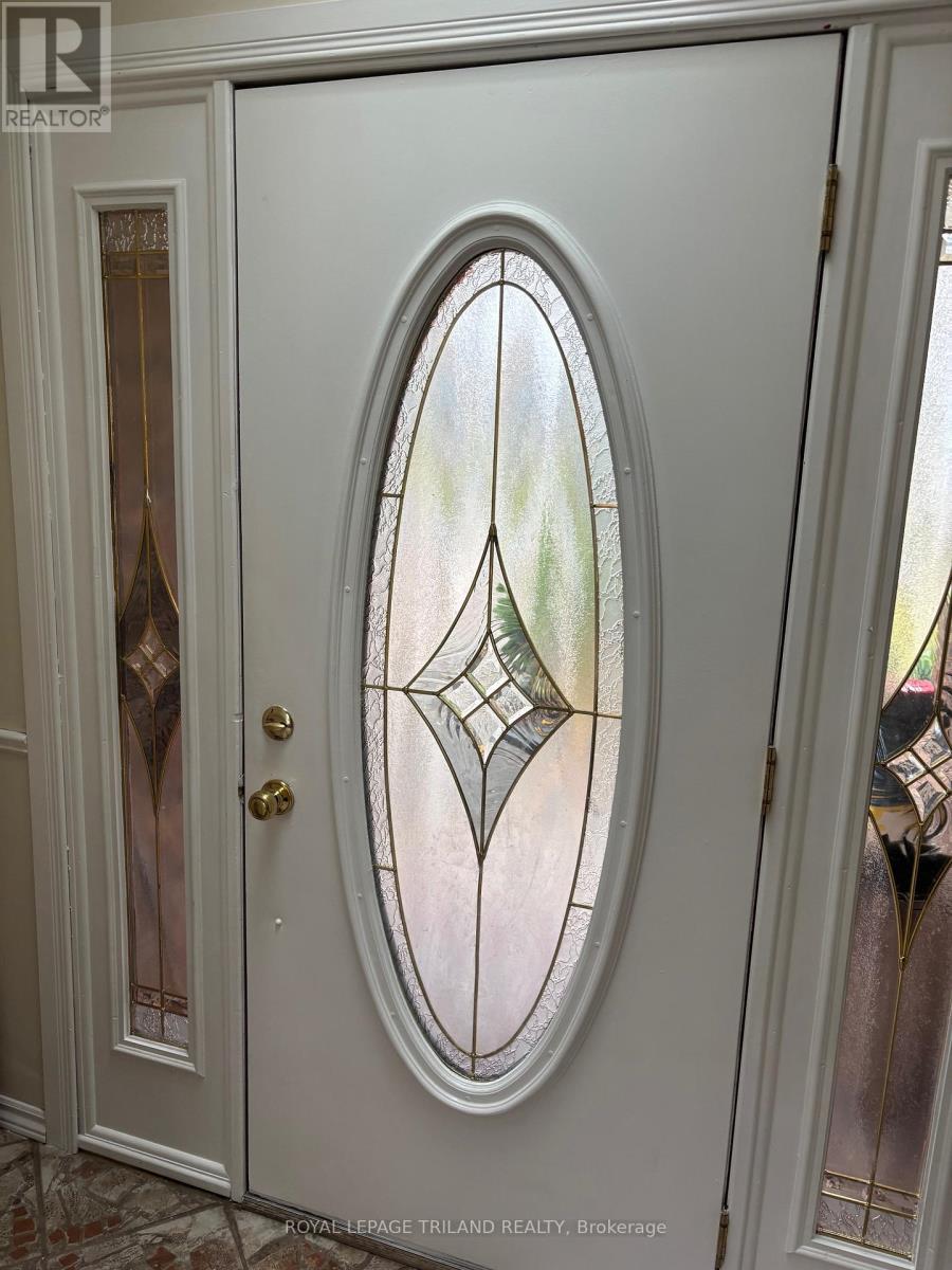 358 Helen Drive, Strathroy-Caradoc, Ontario  N7G 3M4 - Photo 3 - X12565522