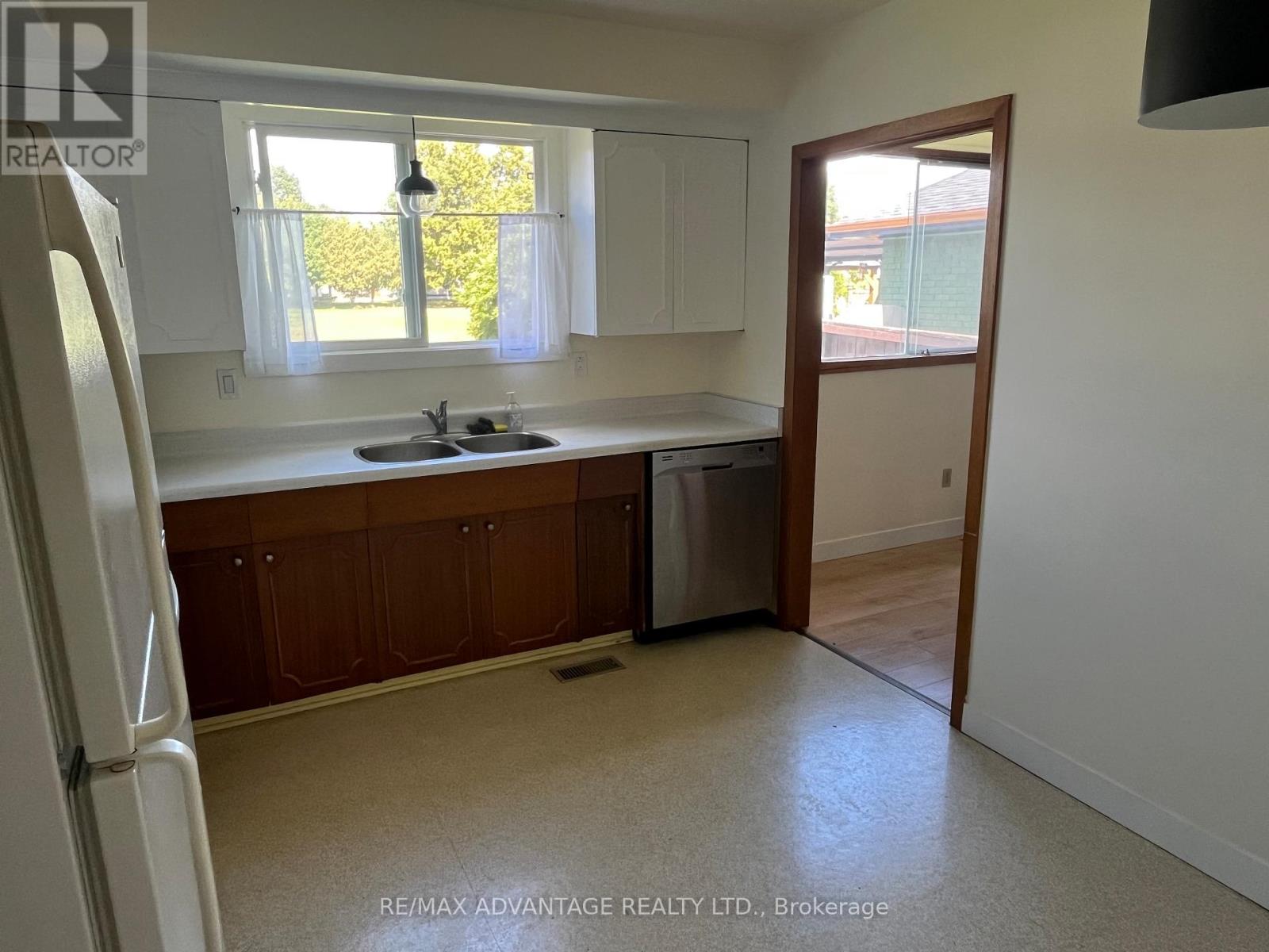 Upper - 143 Downing Crescent, London South, Ontario  N6C 3C7 - Photo 2 - X12565588