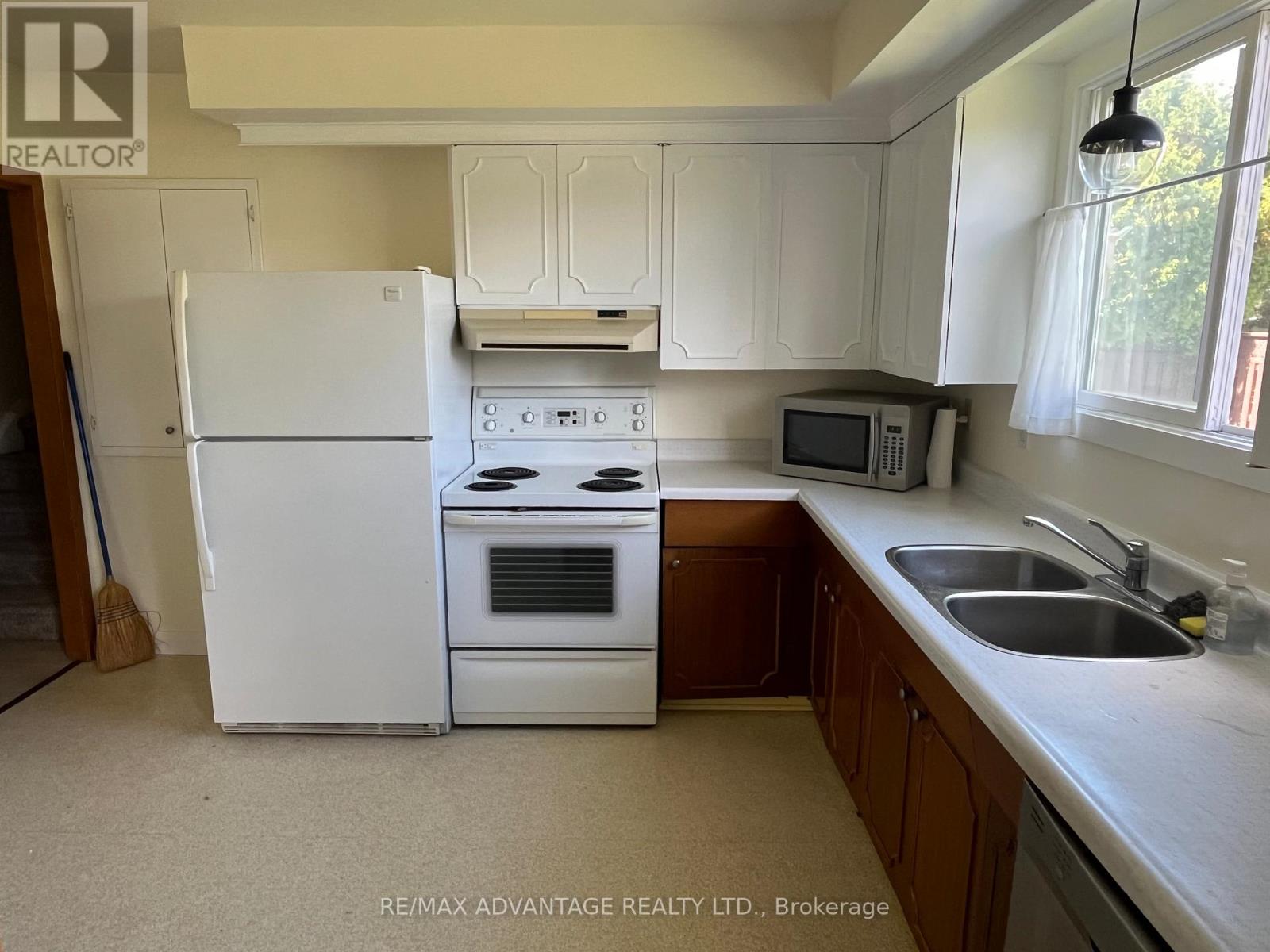 Upper - 143 Downing Crescent, London South, Ontario  N6C 3C7 - Photo 3 - X12565588