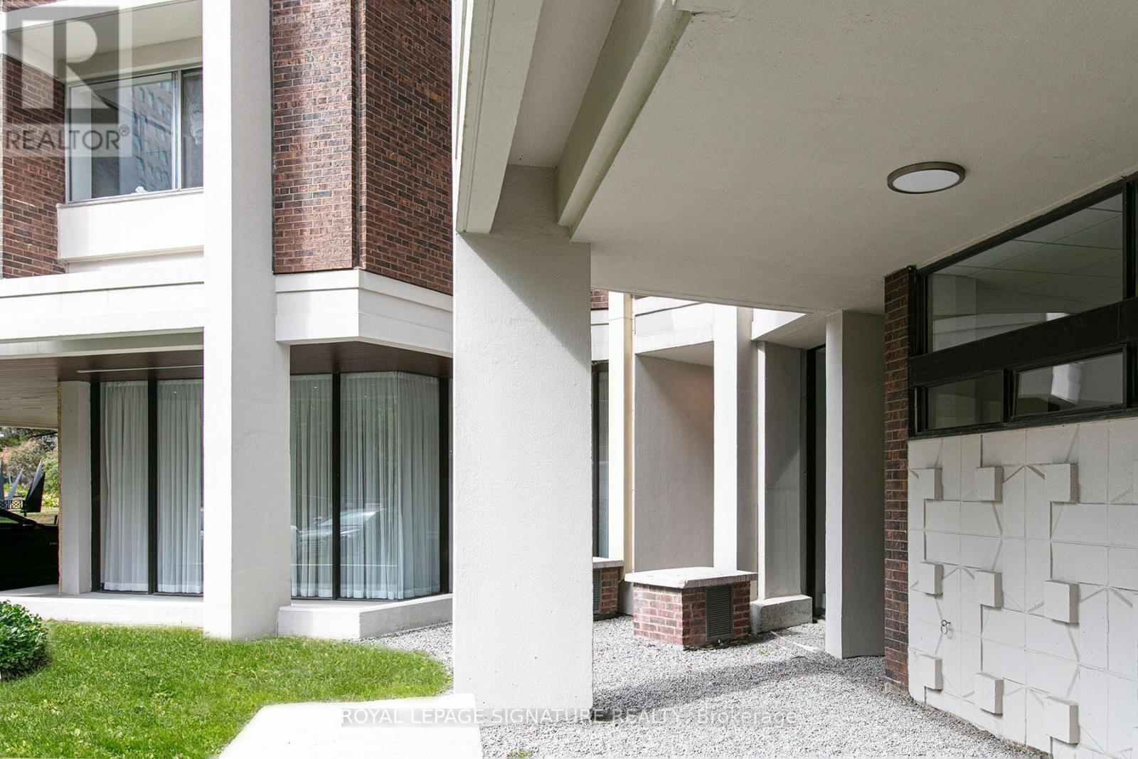 903 - 9 Deer Park Crescent, Toronto, Ontario  M4V 2C4 - Photo 11 - C12565518