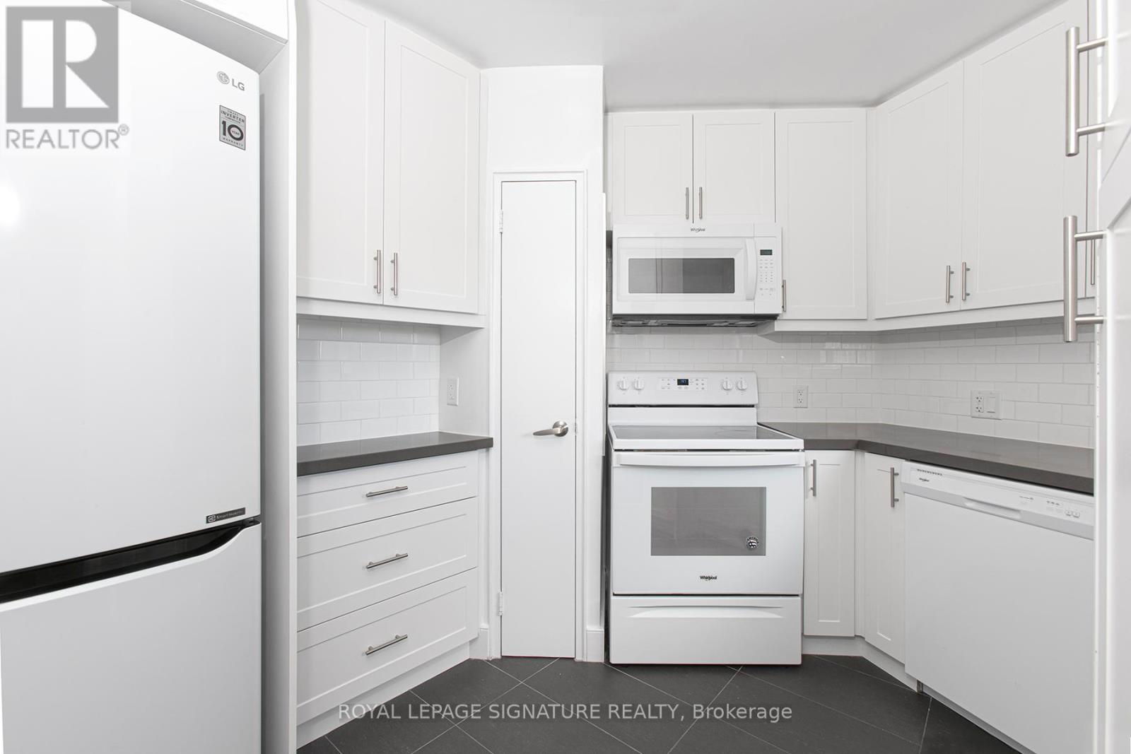 903 - 9 Deer Park Crescent, Toronto, Ontario  M4V 2C4 - Photo 3 - C12565518