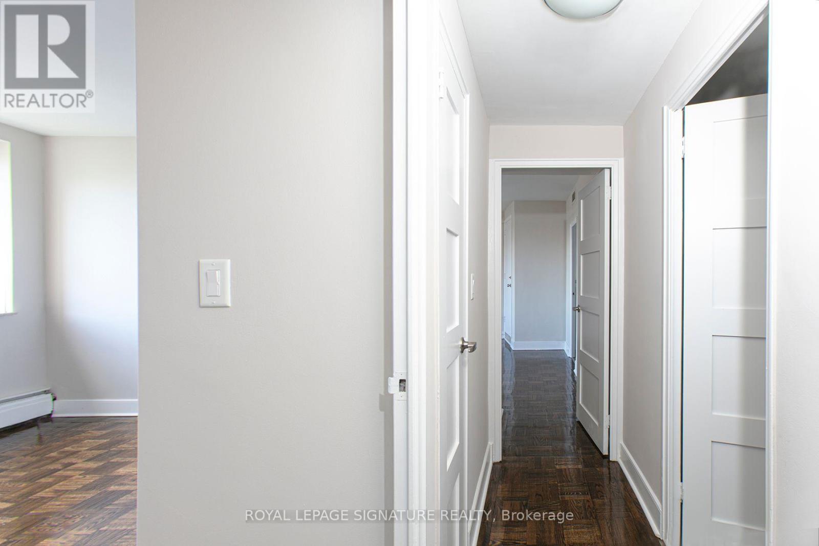 903 - 9 Deer Park Crescent, Toronto, Ontario  M4V 2C4 - Photo 5 - C12565518