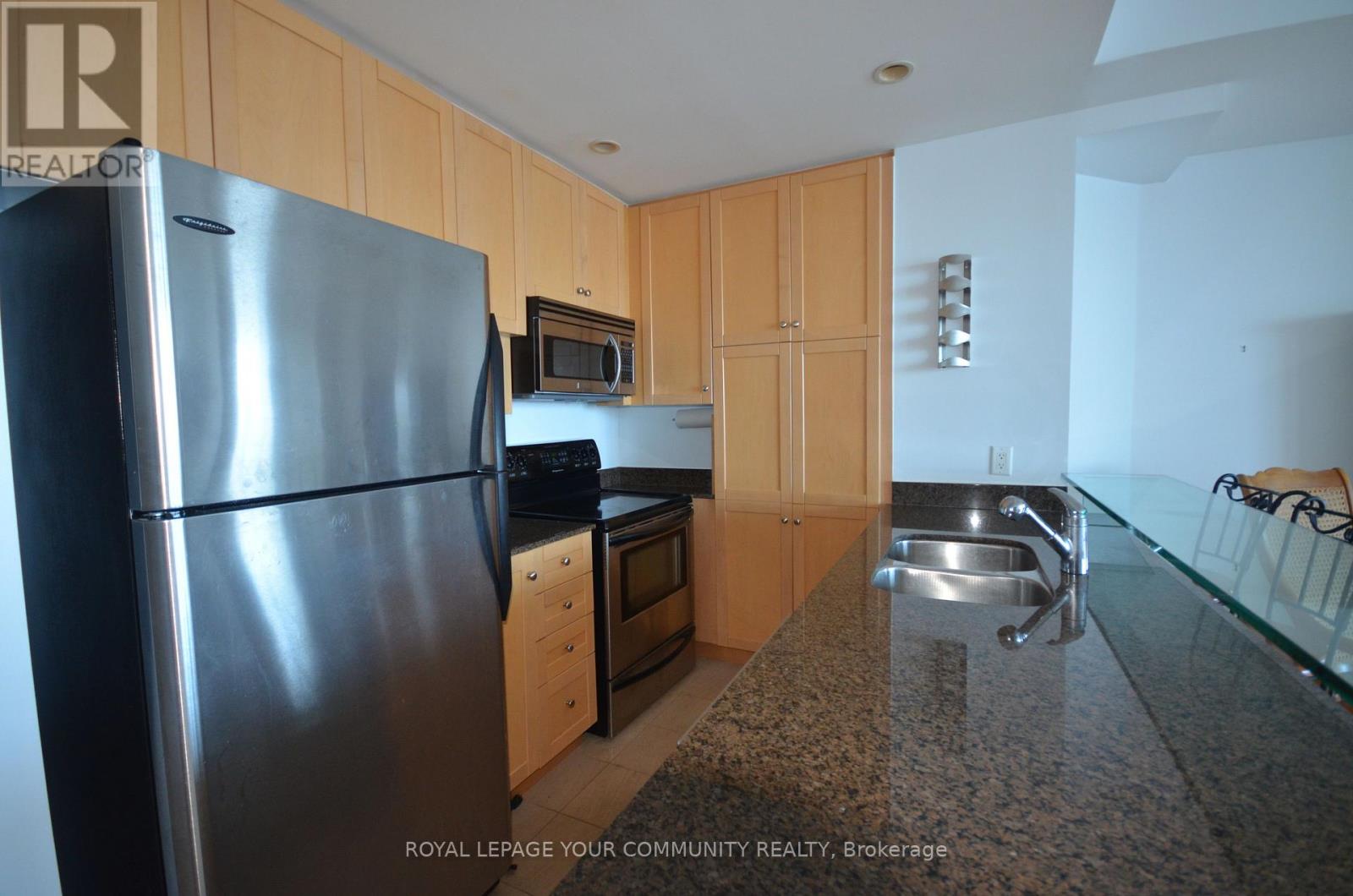 1707 - 218 Queens Quay W, Toronto, Ontario  M5J 2Y6 - Photo 2 - C12565536