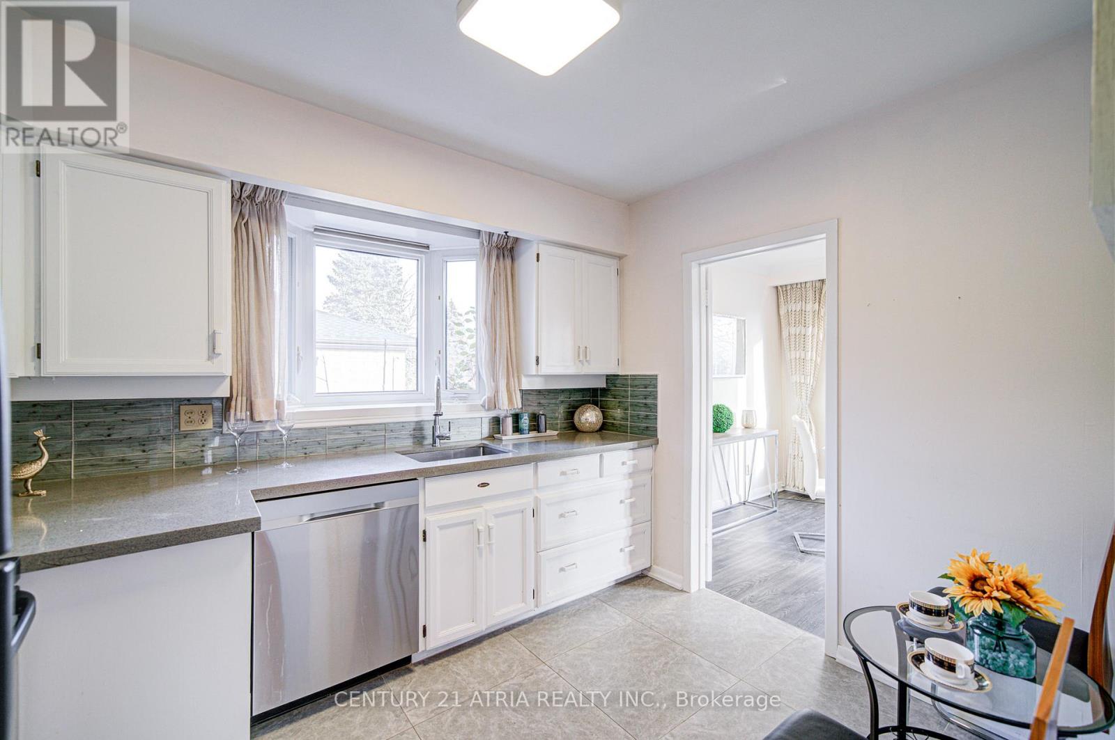 331 Elmwood Avenue, Richmond Hill, Ontario  L4C 1L7 - Photo 15 - N12561960