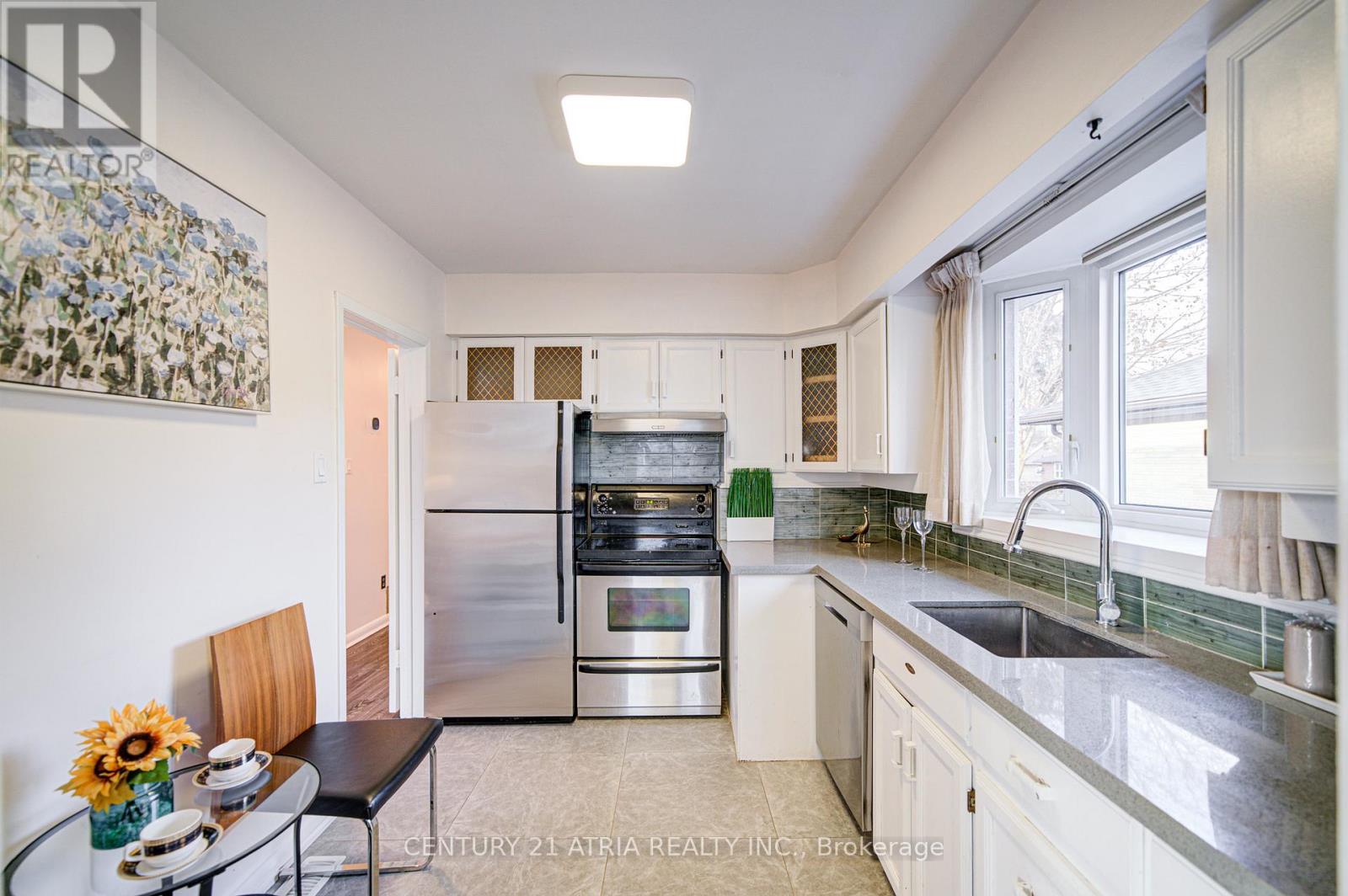 331 Elmwood Avenue, Richmond Hill, Ontario  L4C 1L7 - Photo 13 - N12561960