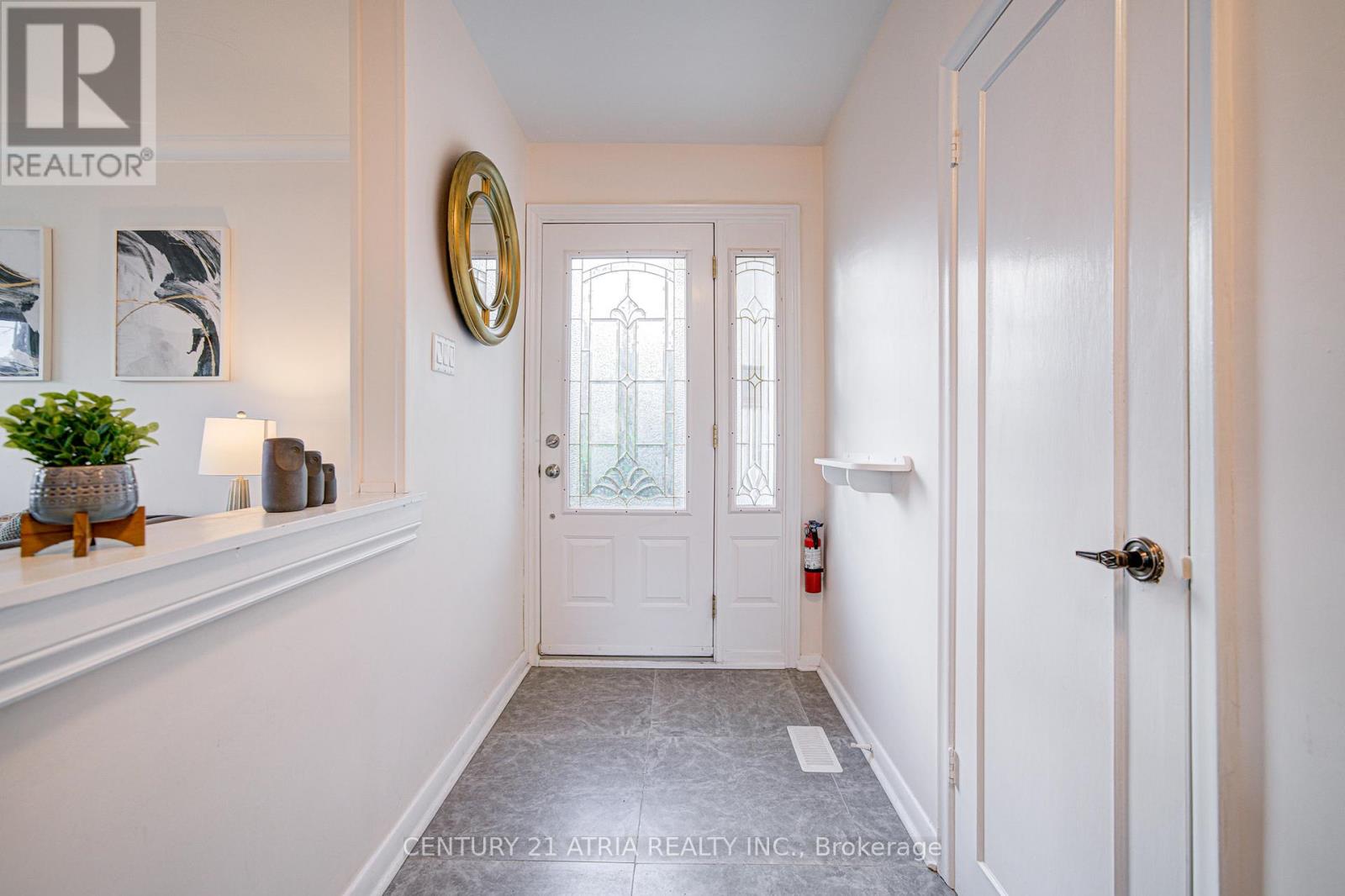 331 Elmwood Avenue, Richmond Hill, Ontario  L4C 1L7 - Photo 3 - N12561960