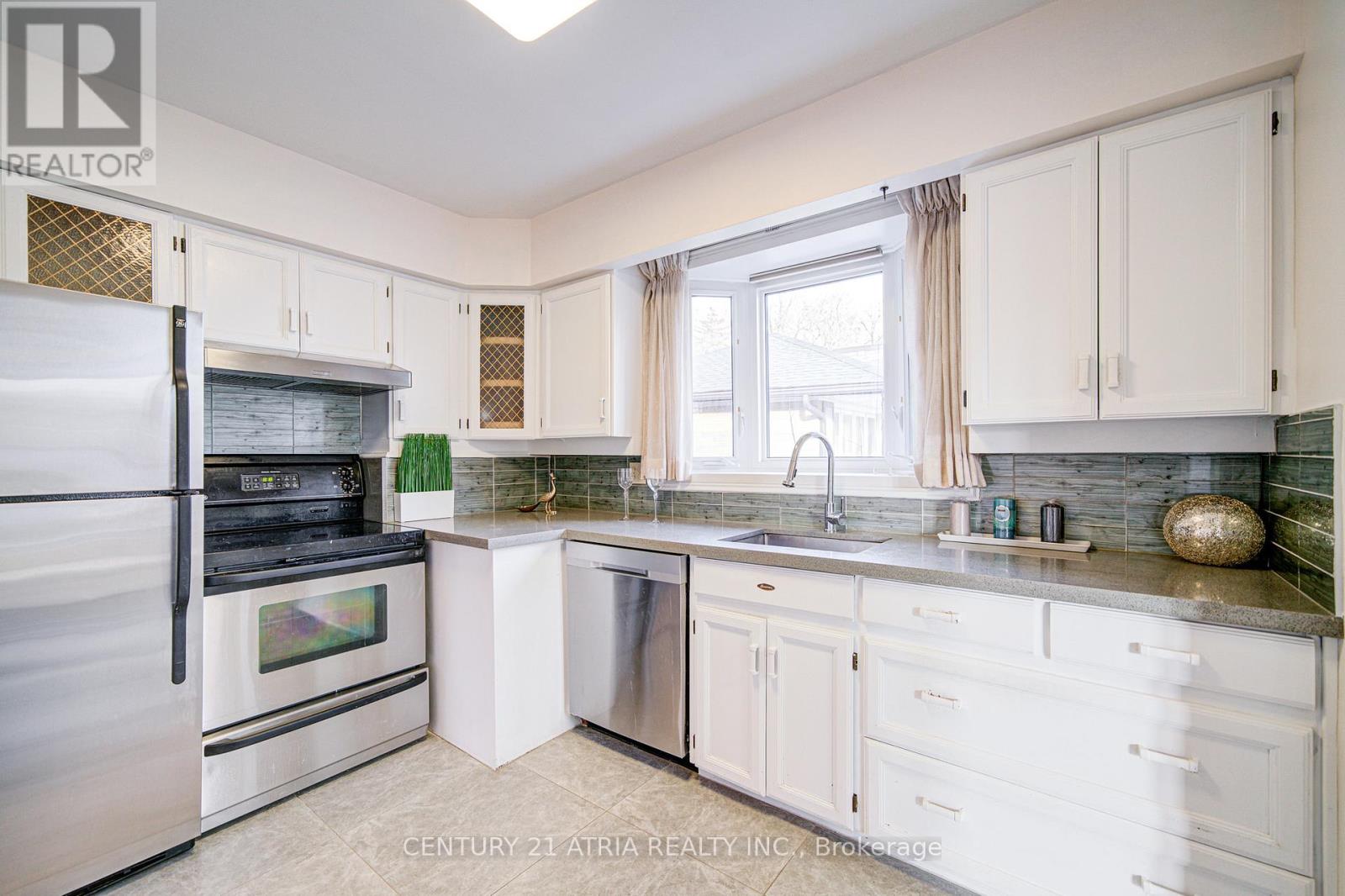 331 Elmwood Avenue, Richmond Hill, Ontario  L4C 1L7 - Photo 16 - N12561960