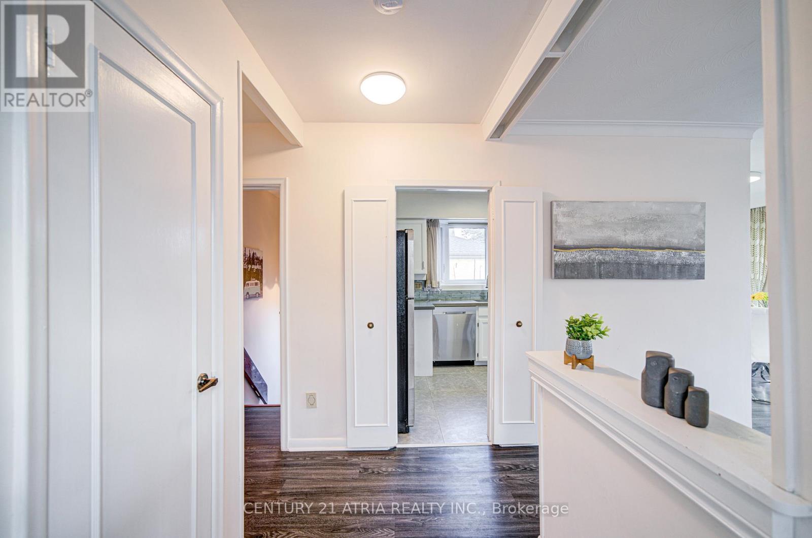 331 Elmwood Avenue, Richmond Hill, Ontario  L4C 1L7 - Photo 4 - N12561960