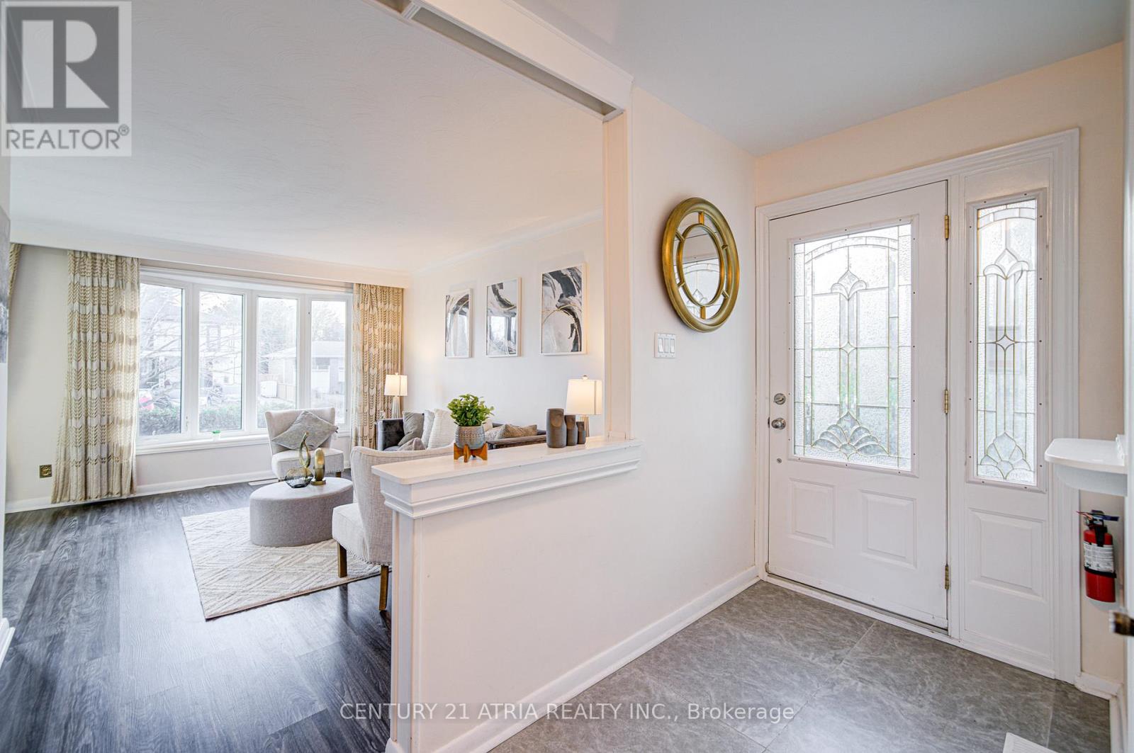 331 Elmwood Avenue, Richmond Hill, Ontario  L4C 1L7 - Photo 5 - N12561960