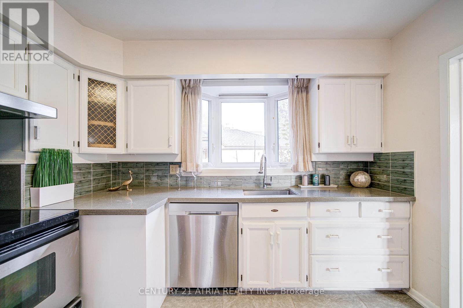 331 Elmwood Avenue, Richmond Hill, Ontario  L4C 1L7 - Photo 14 - N12561960