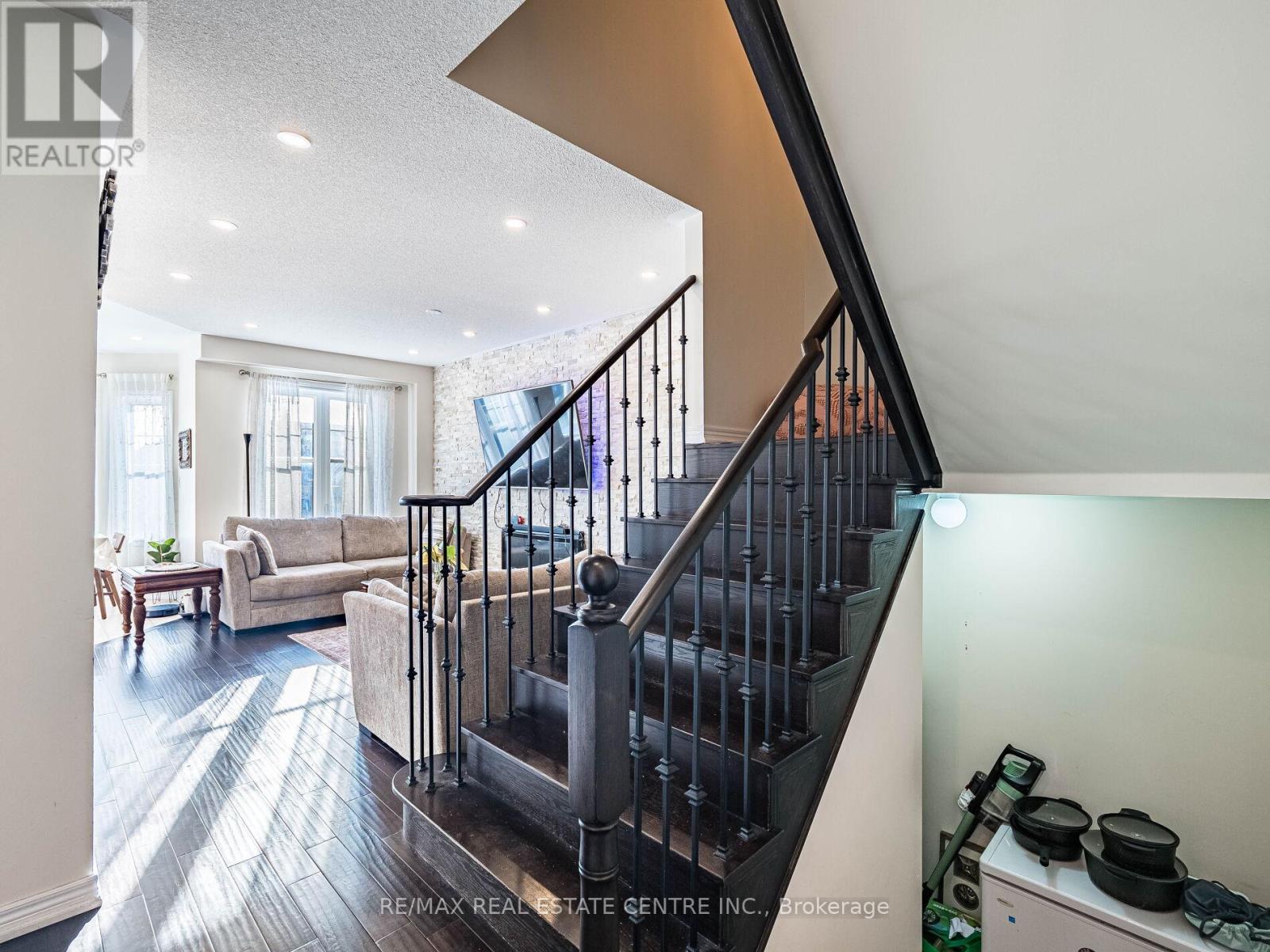 527 Vaughan Court, Milton, Ontario  L9T 8A7 - Photo 12 - W12559316