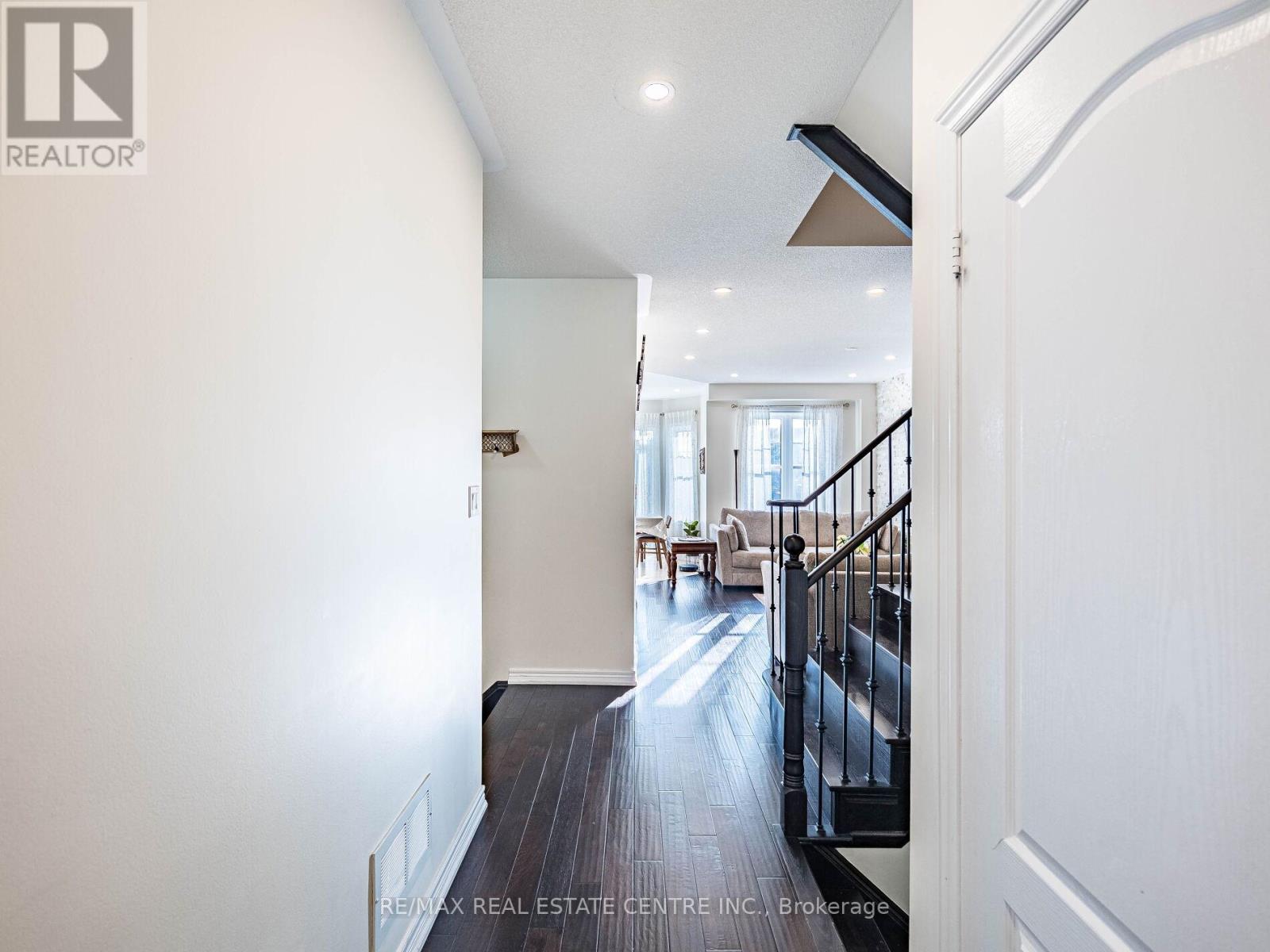 527 Vaughan Court, Milton, Ontario  L9T 8A7 - Photo 11 - W12559316