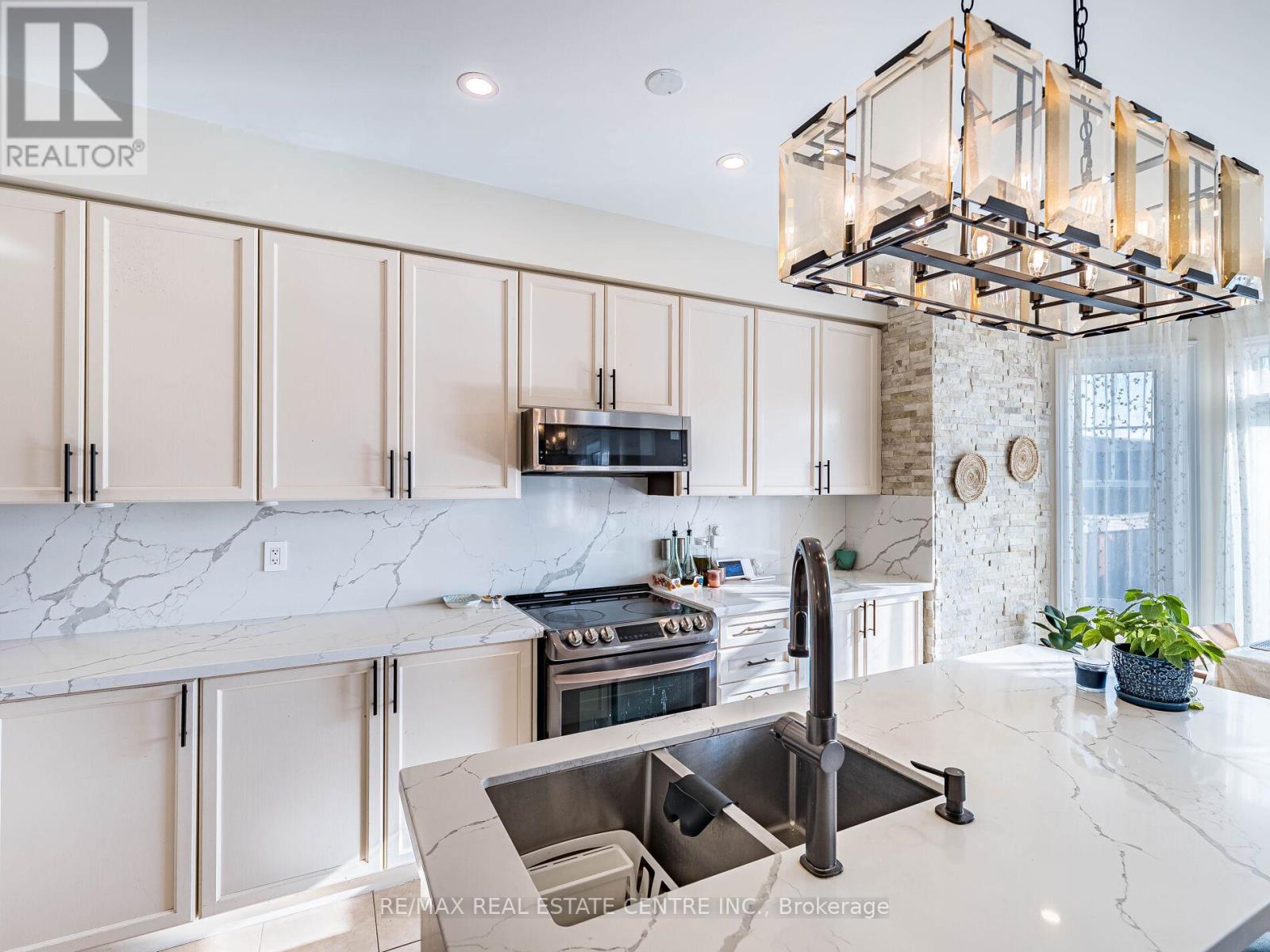 527 Vaughan Court, Milton, Ontario  L9T 8A7 - Photo 24 - W12559316