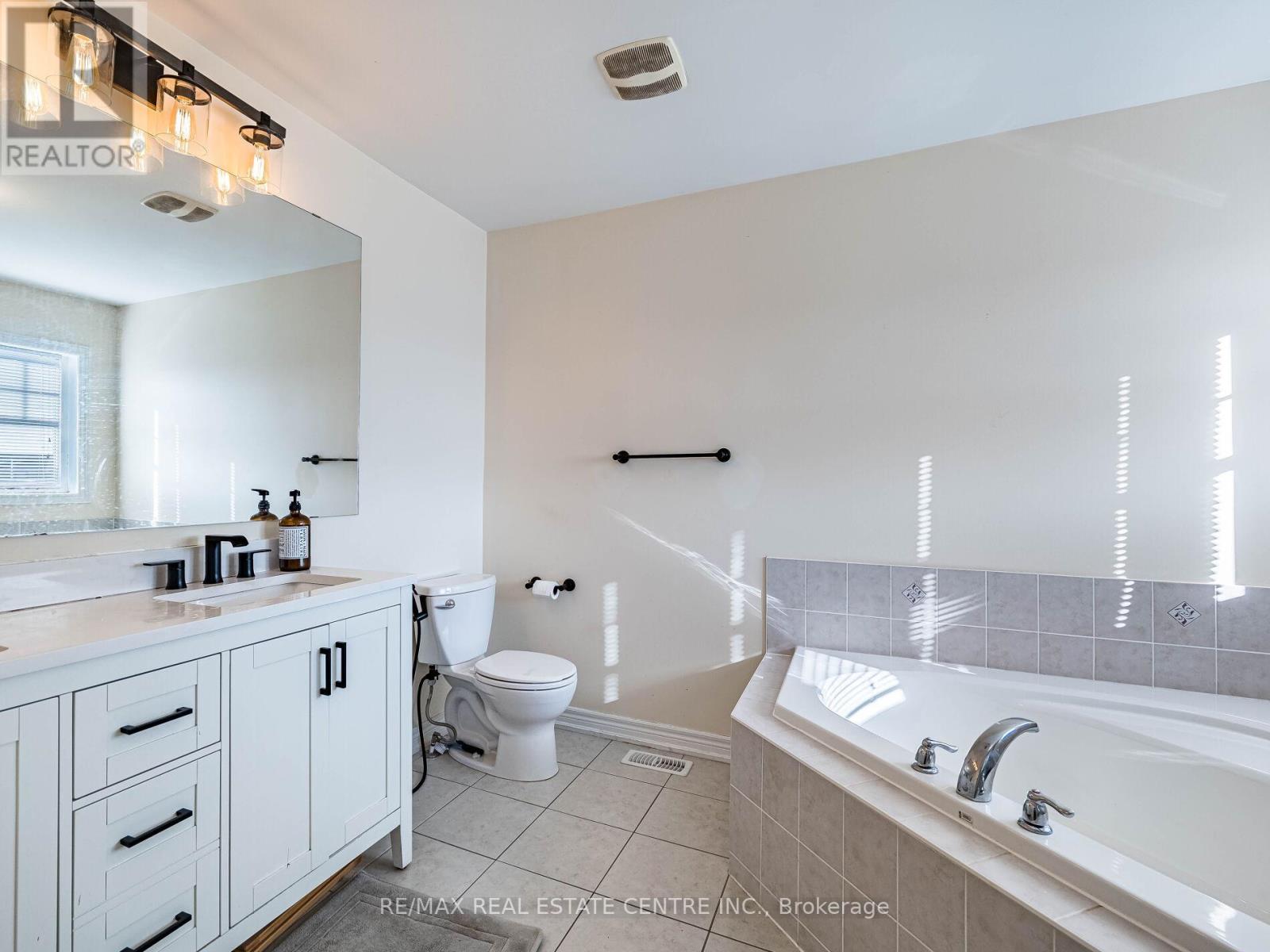 527 Vaughan Court, Milton, Ontario  L9T 8A7 - Photo 35 - W12559316