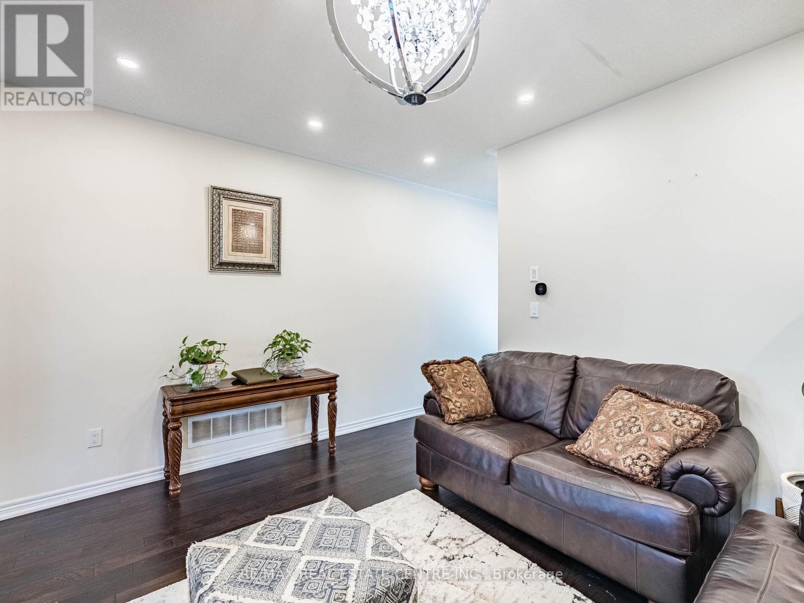 527 Vaughan Court, Milton, Ontario  L9T 8A7 - Photo 10 - W12559316