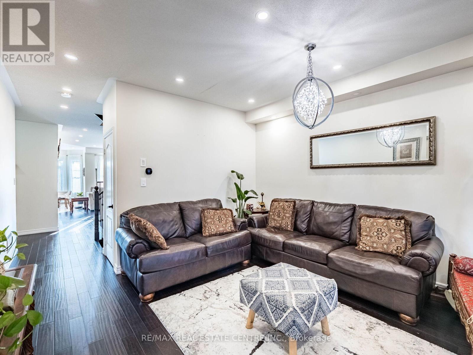 527 Vaughan Court, Milton, Ontario  L9T 8A7 - Photo 7 - W12559316