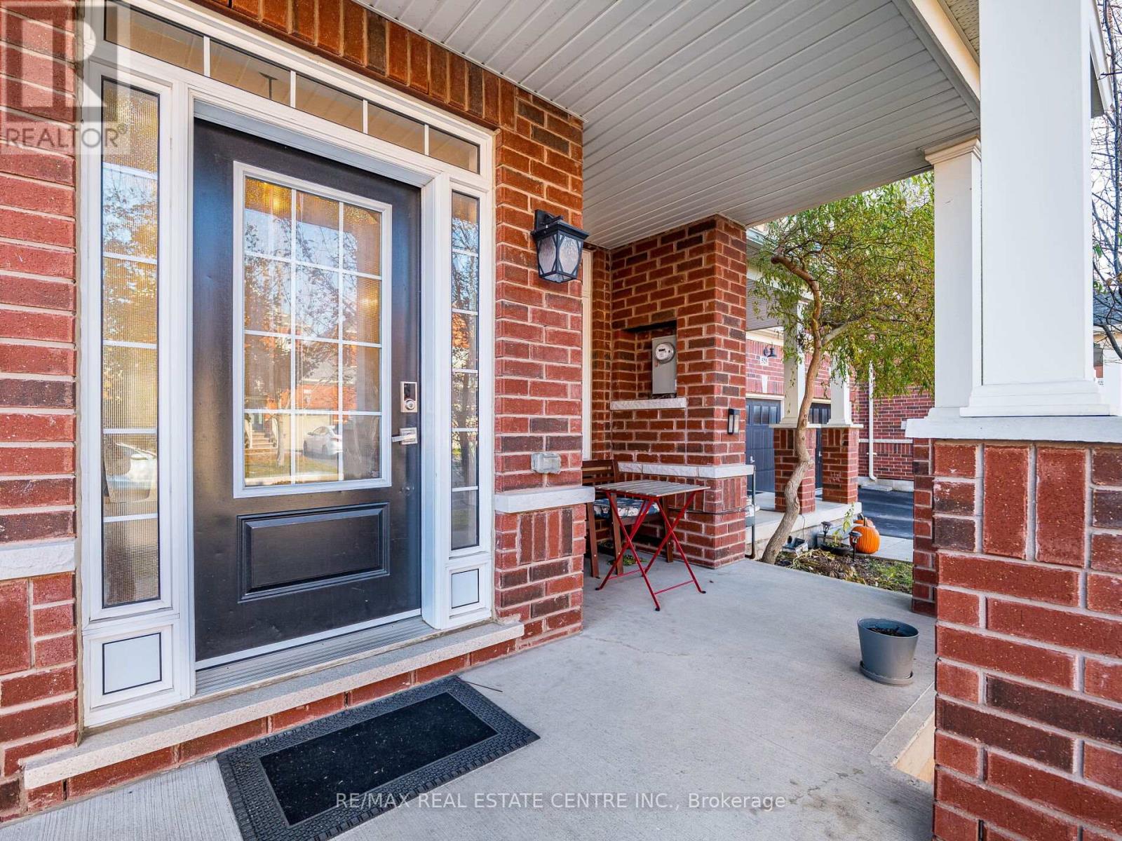 527 Vaughan Court, Milton, Ontario  L9T 8A7 - Photo 4 - W12559316