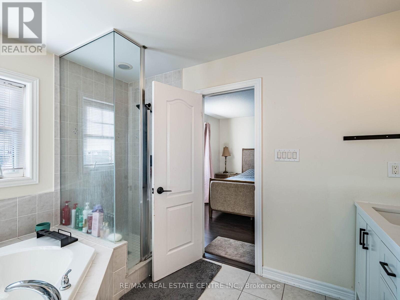 527 Vaughan Court, Milton, Ontario  L9T 8A7 - Photo 38 - W12559316