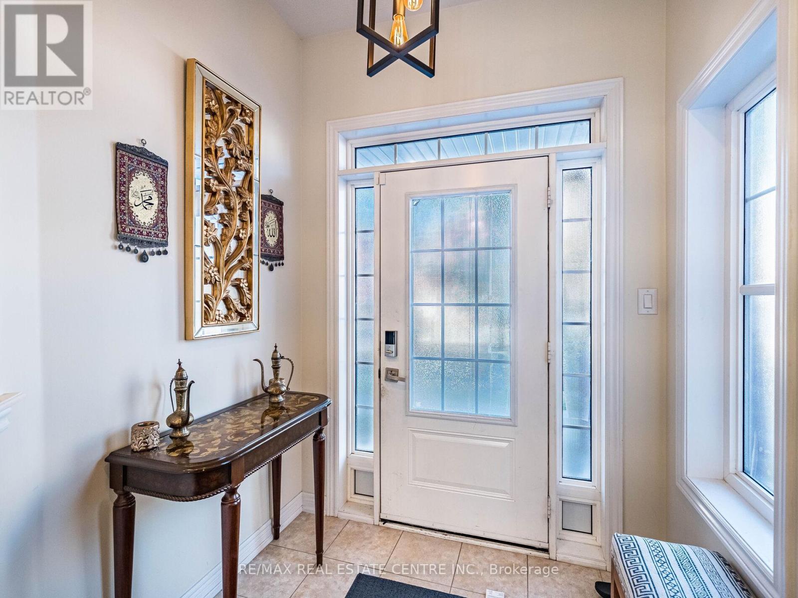 527 Vaughan Court, Milton, Ontario  L9T 8A7 - Photo 6 - W12559316