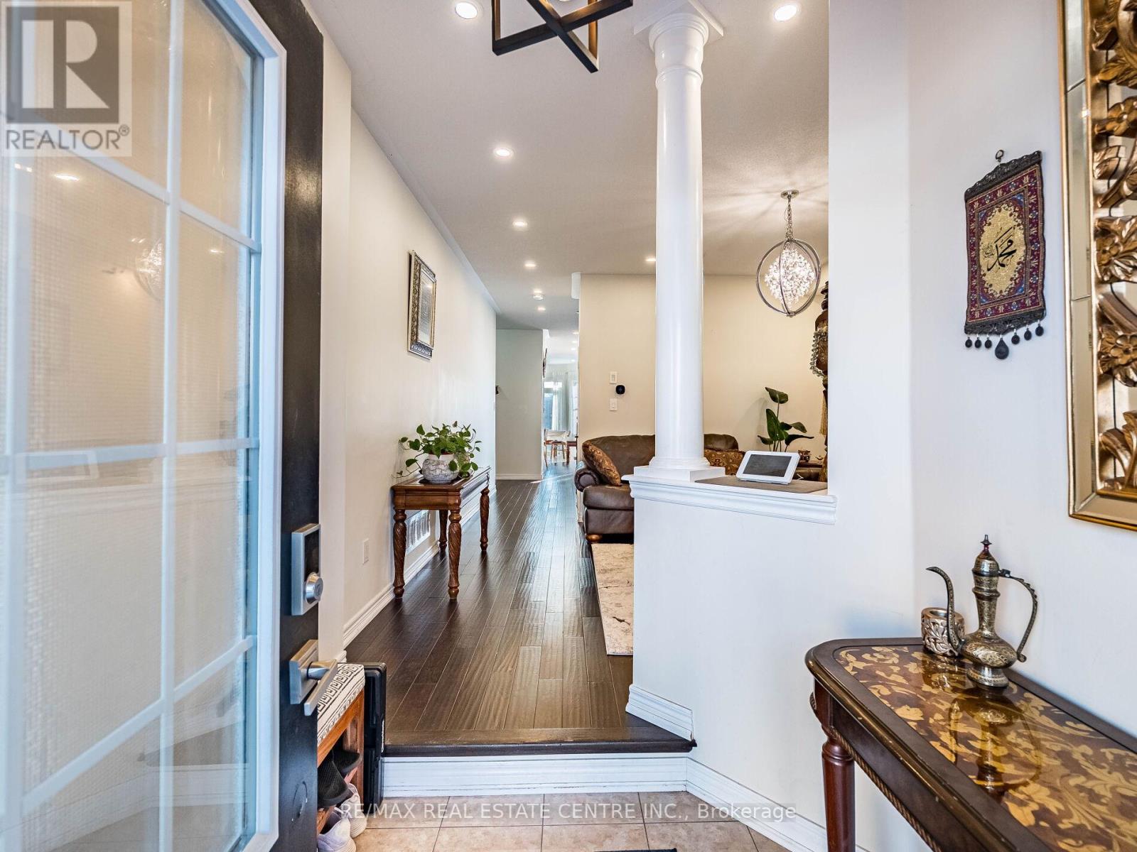 527 Vaughan Court, Milton, Ontario  L9T 8A7 - Photo 5 - W12559316