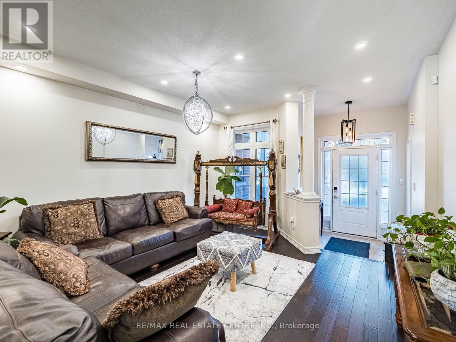 527 Vaughan Court, Milton, Ontario  L9T 8A7 - Photo 8 - W12559316