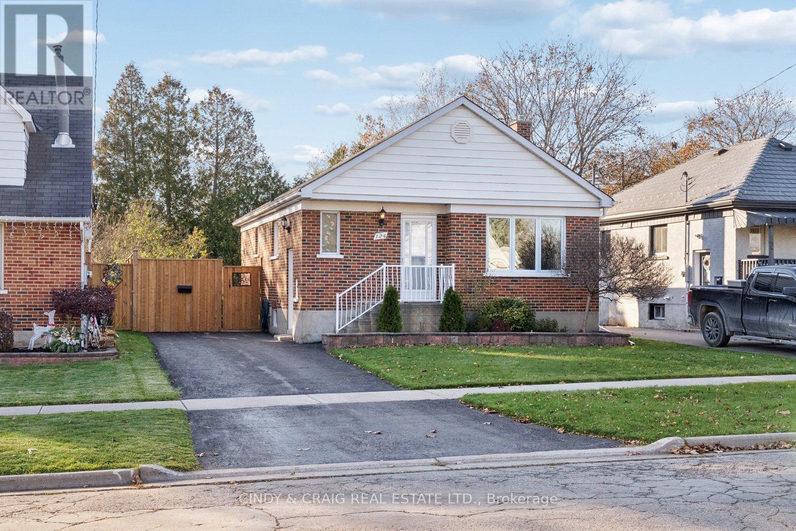 124 HIGHLAND AVENUE, Oshawa, Ontario