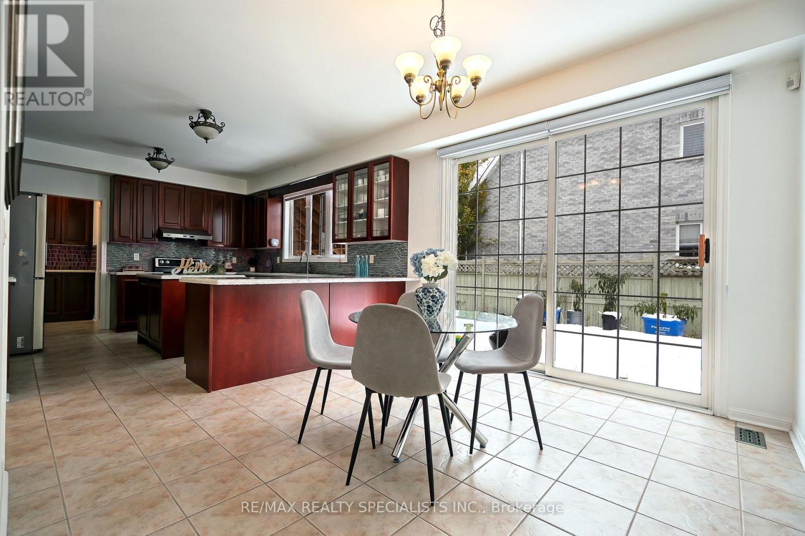 2 Maltby Court, Brampton, Ontario  L6P 1A5 - Photo 11 - W12536950