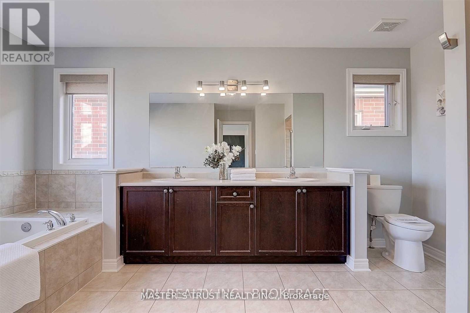 153 Summerlyn Trail, Bradford West Gwillimbury, Ontario  L3Z 0E4 - Photo 7 - N12565610