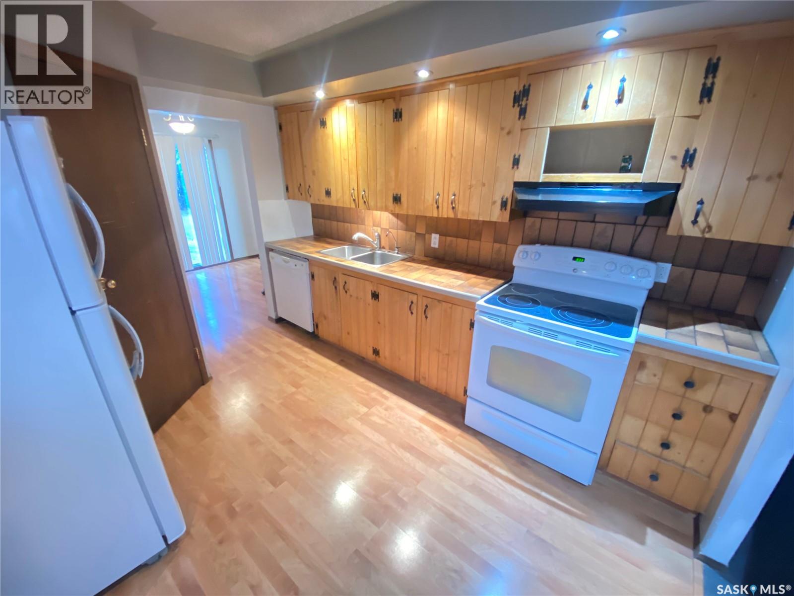 131 Betts Avenue, Yorkton, Saskatchewan  S3N 1M4 - Photo 2 - SK024393