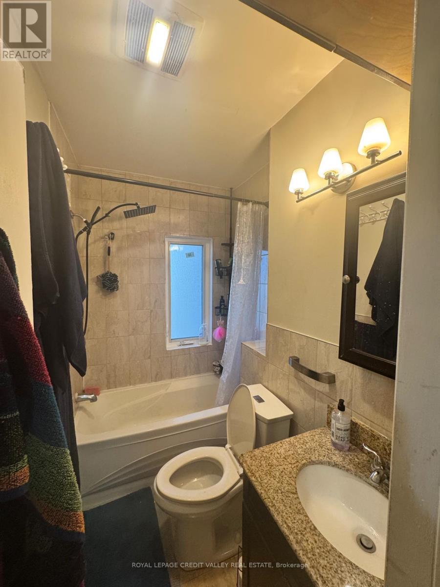 Upper Unit - 1017 Weston Road, Toronto, Ontario  M6N 3R9 - Photo 6 - W12565612