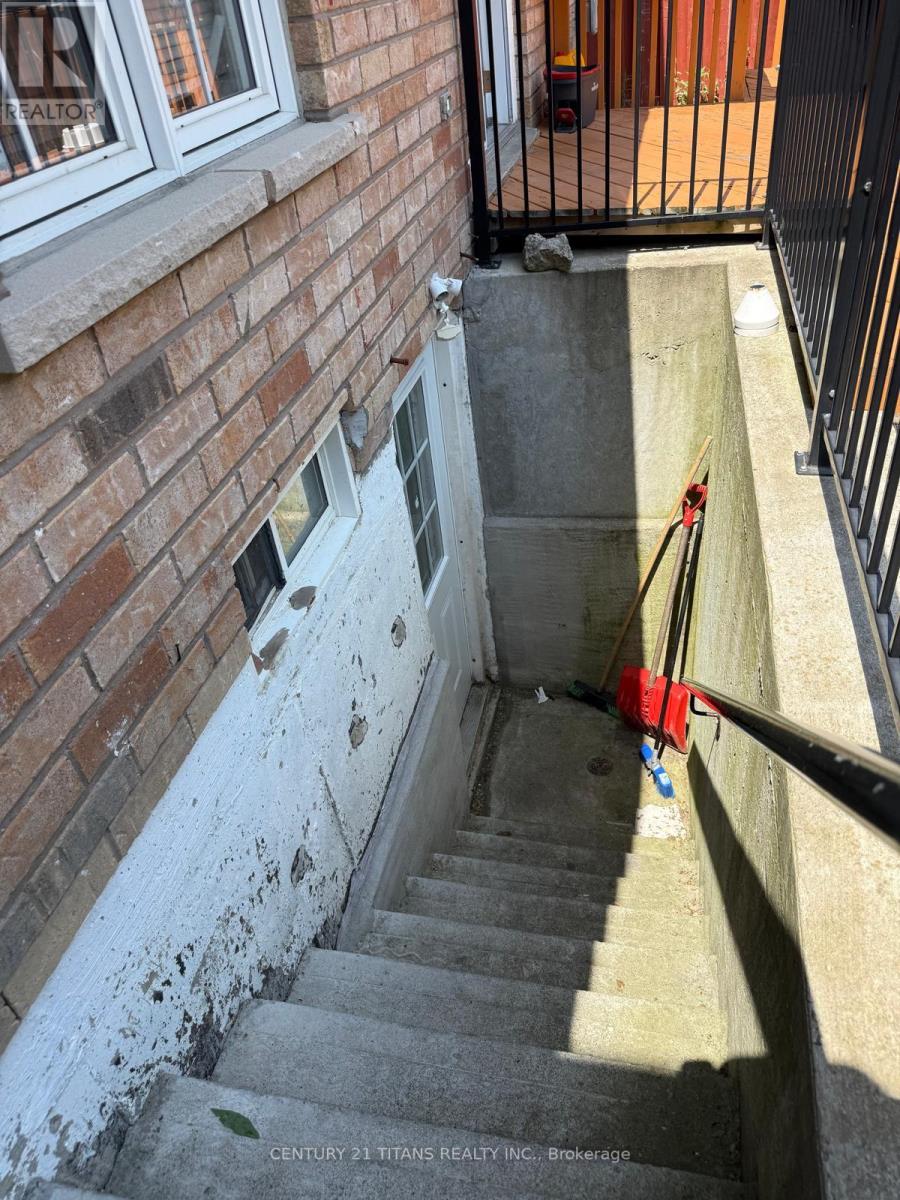 3 Sandyshores Drive, Brampton, Ontario  L6R 2G9 - Photo 10 - W12565622