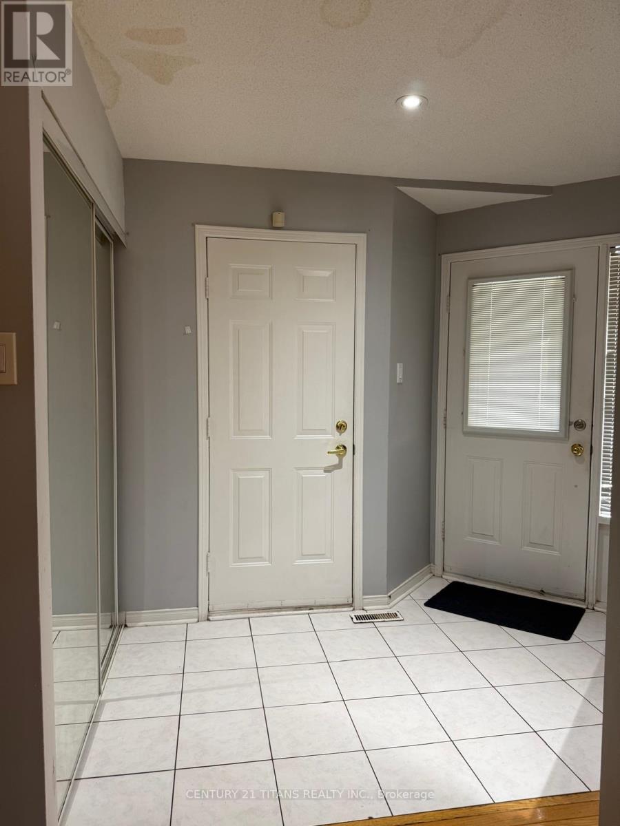 3 Sandyshores Drive, Brampton, Ontario  L6R 2G9 - Photo 2 - W12565622