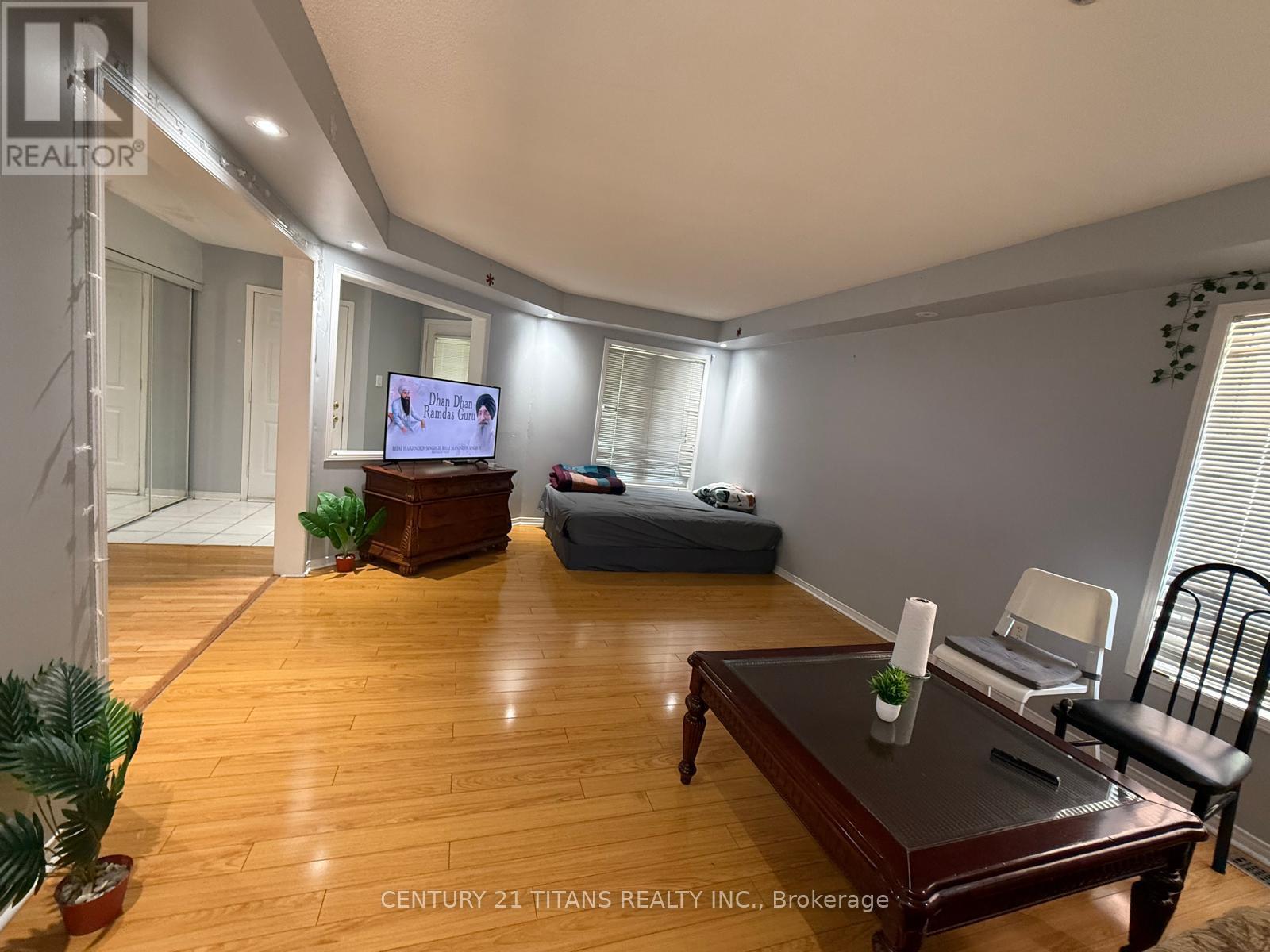 3 Sandyshores Drive, Brampton, Ontario  L6R 2G9 - Photo 4 - W12565622