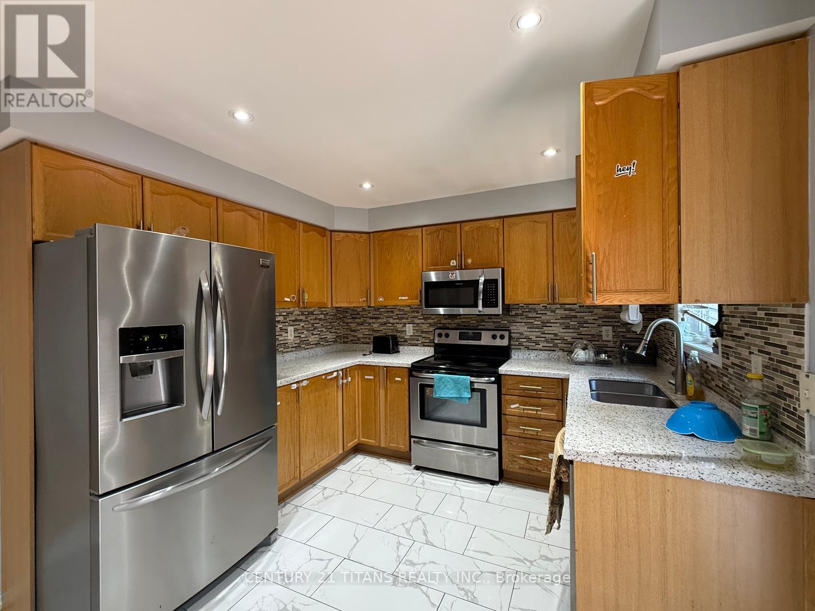 3 Sandyshores Drive, Brampton, Ontario  L6R 2G9 - Photo 7 - W12565622