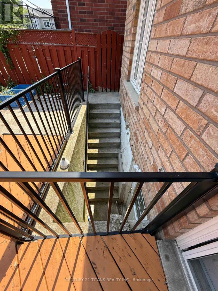 3 Sandyshores Drive, Brampton, Ontario  L6R 2G9 - Photo 9 - W12565622